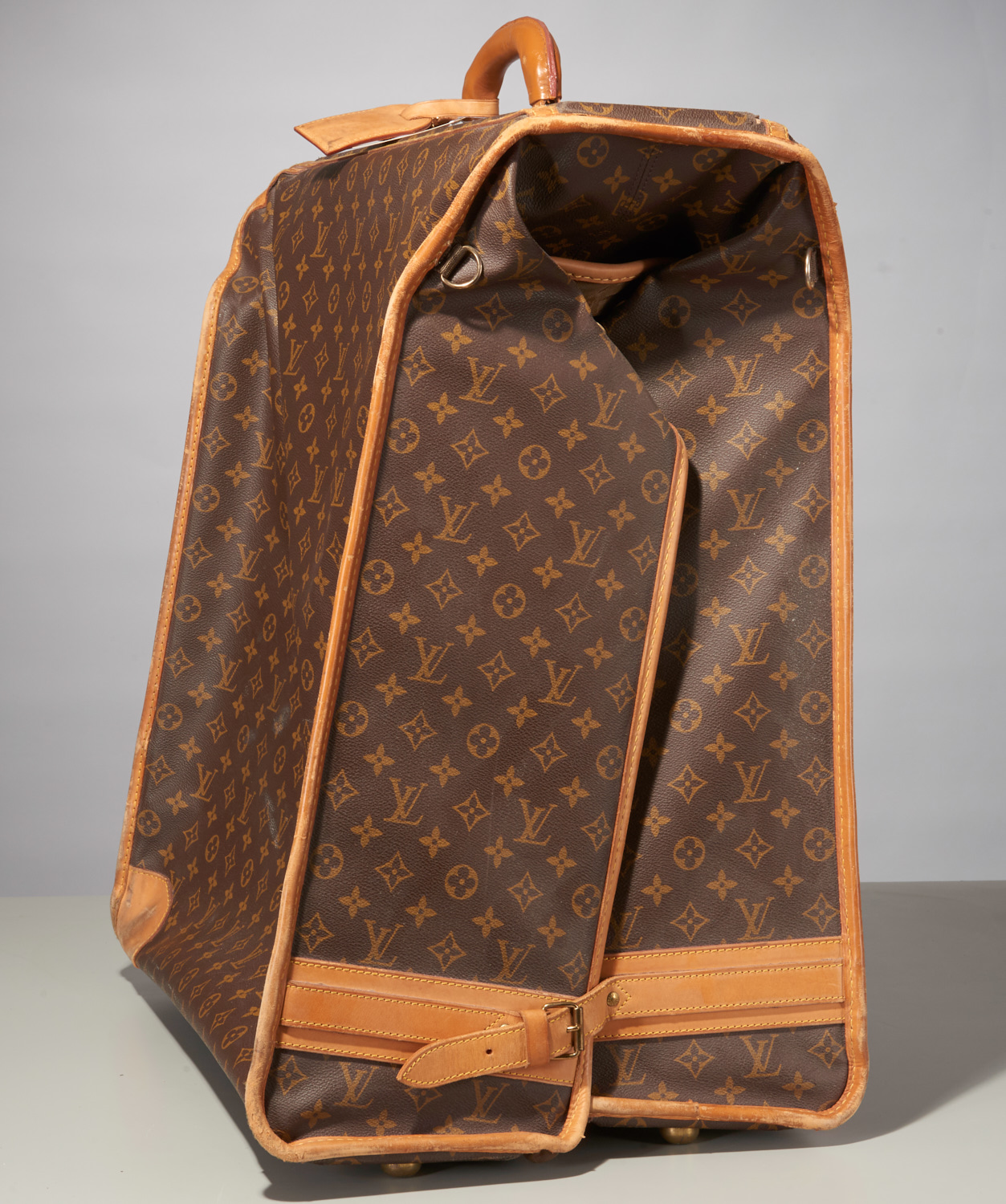 Sold at Auction: Louis Vuitton Large Vintage Authentic Garment Bag