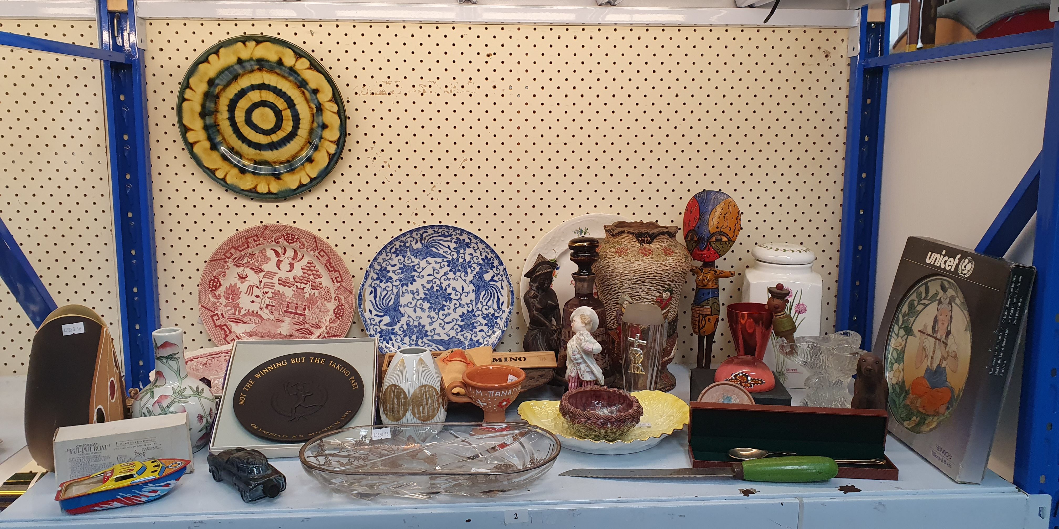 A GROUP OF VARIOUS ITEMS