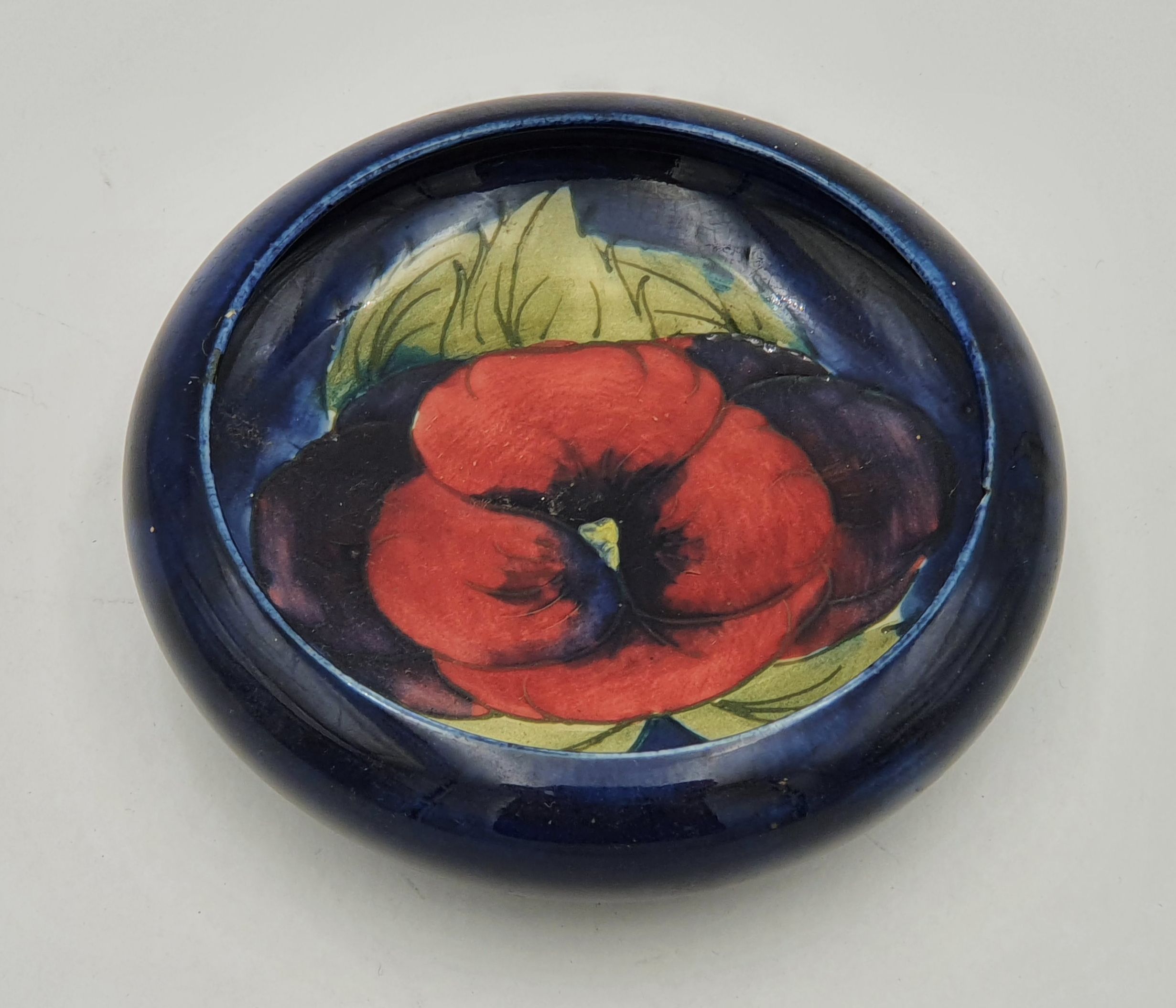 538 · A WILLIAM MOORCROFT PANSY PATTERN SMALL DISH
