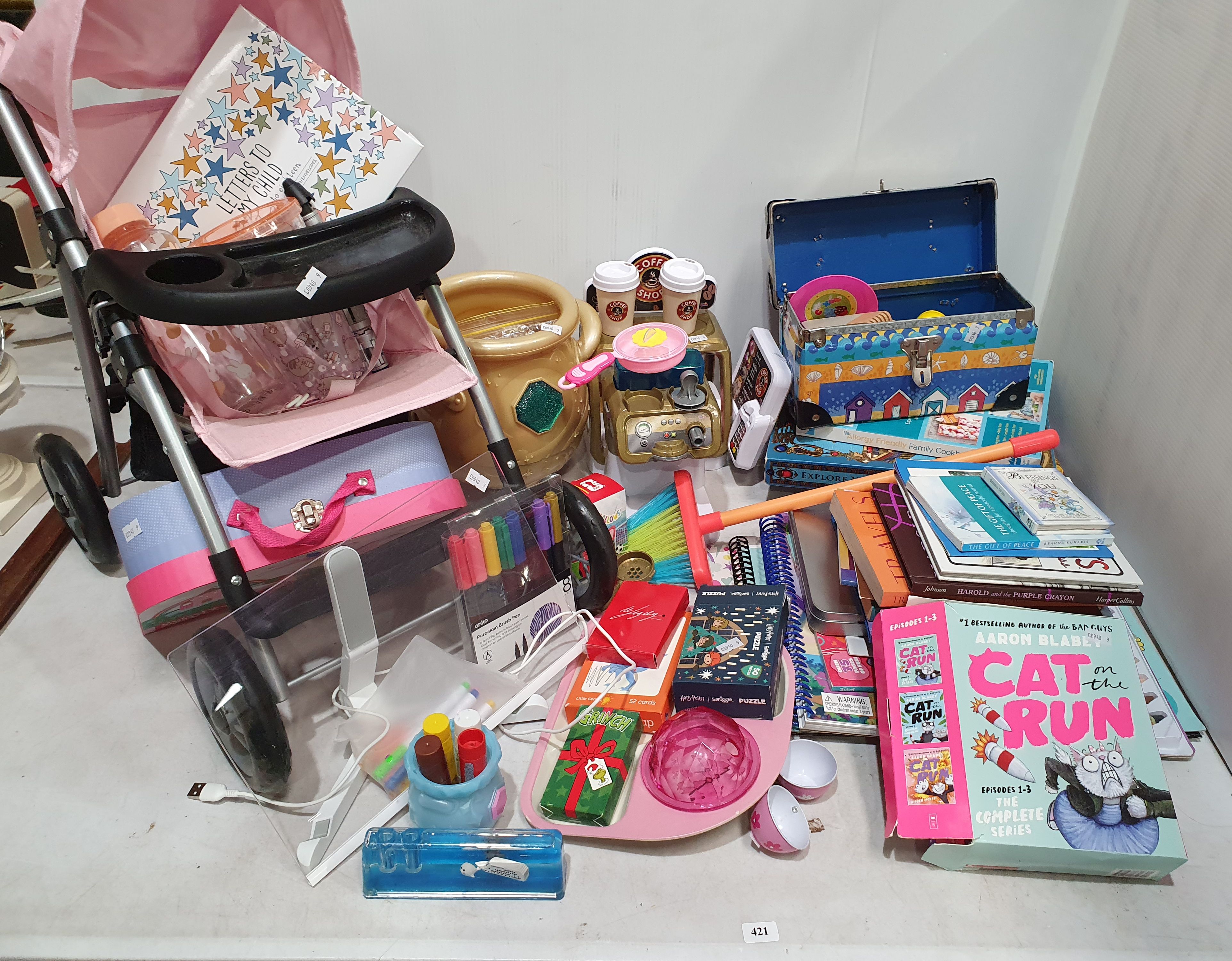 421 · A QUANTITY OF CHILD'S TOYS