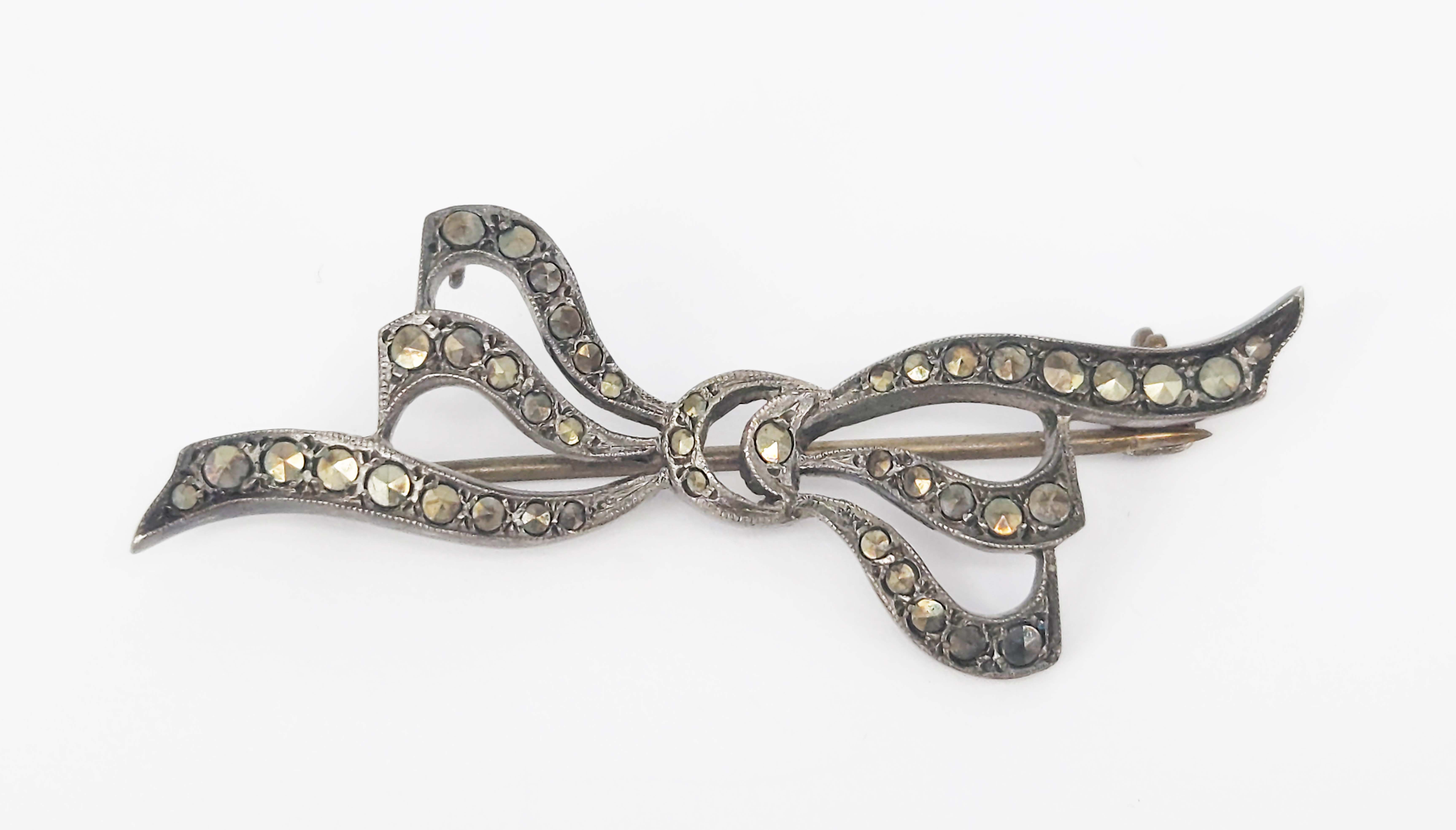 A VINTAGE SILVER AND MARCASITE 'BOW' BROOCH