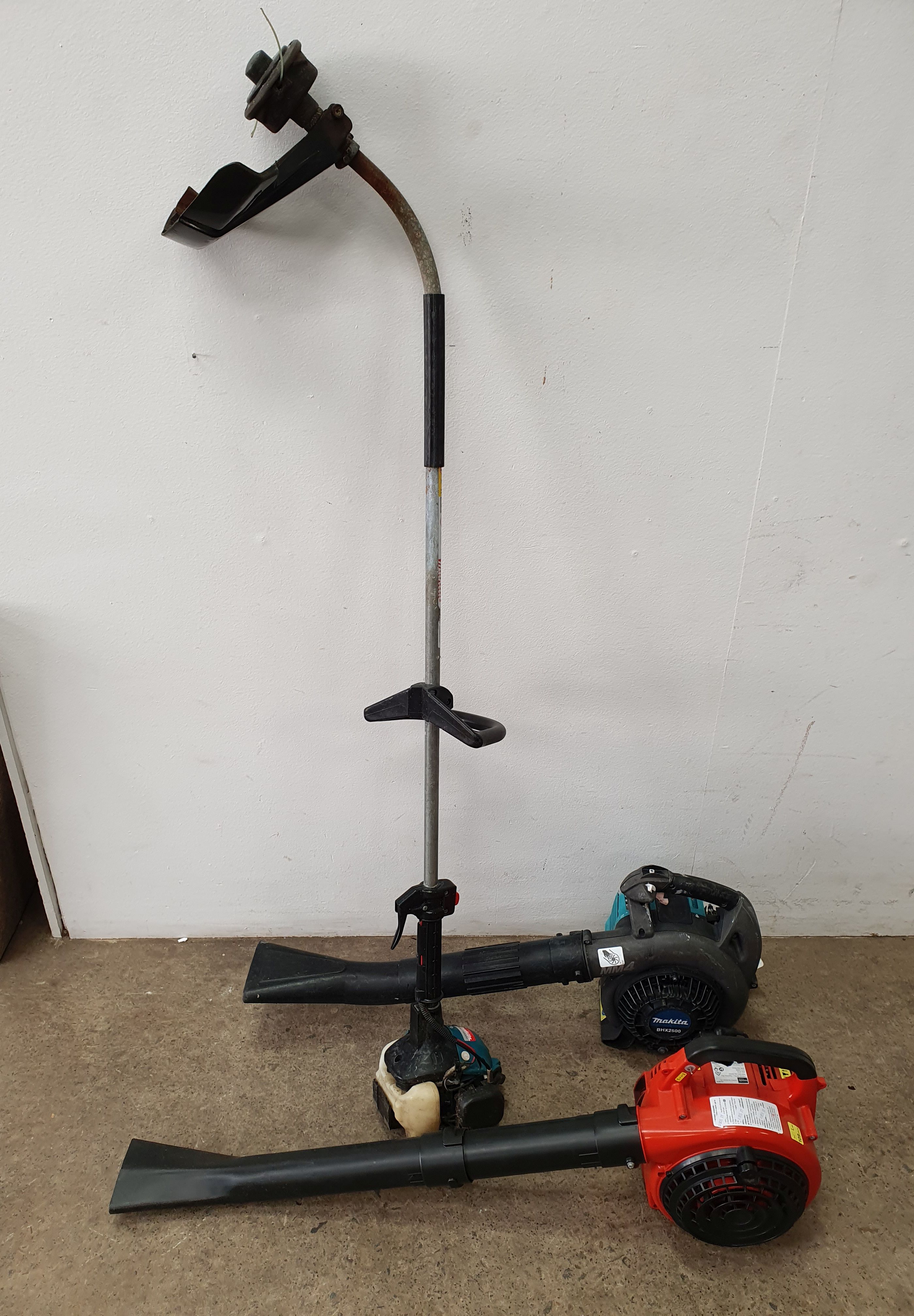 1013 · A MAKITA WHIPPER SNIPPER