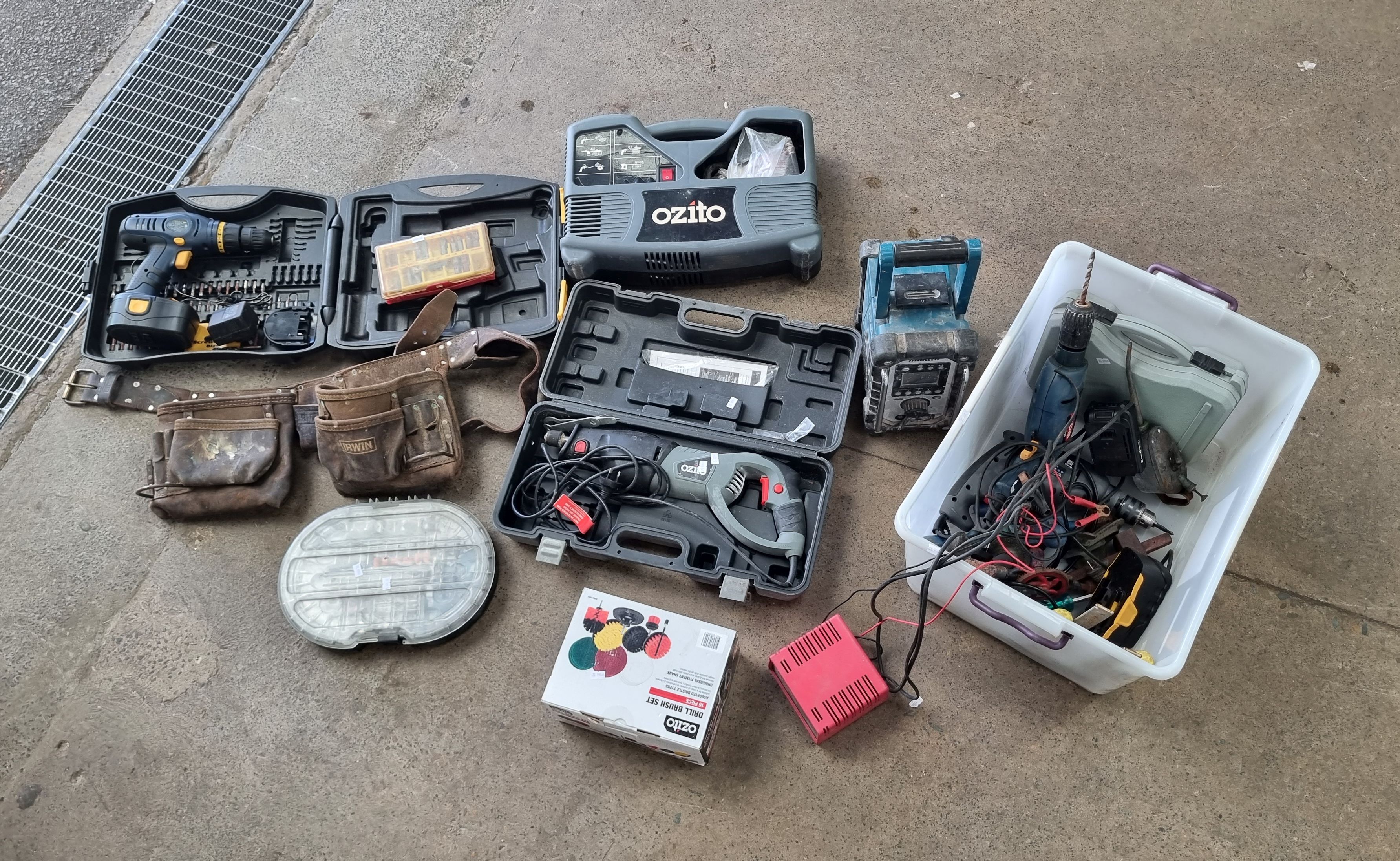 1323 · A JOB LOT OF TOOLS