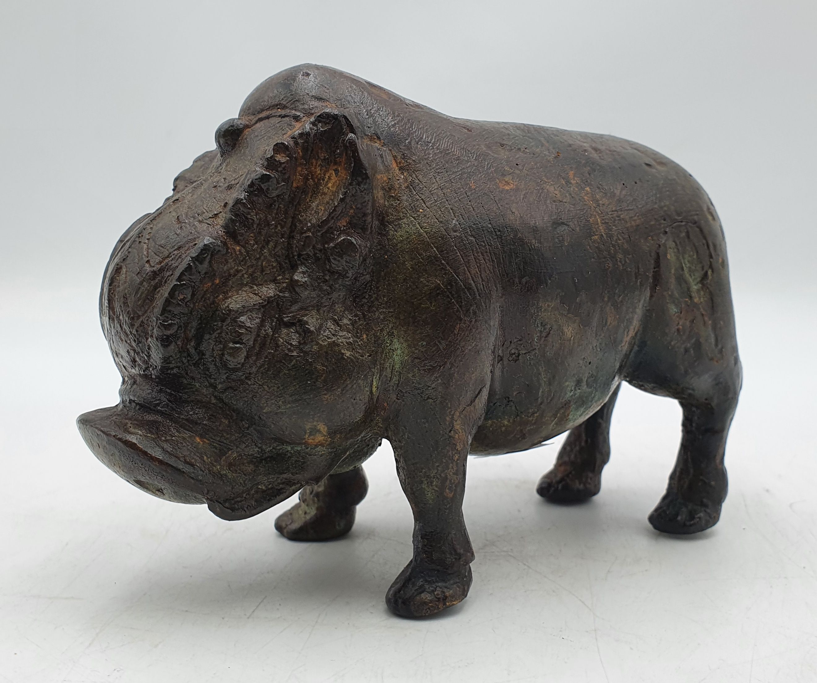 552 · A BRONZED BOAR FIGURE
