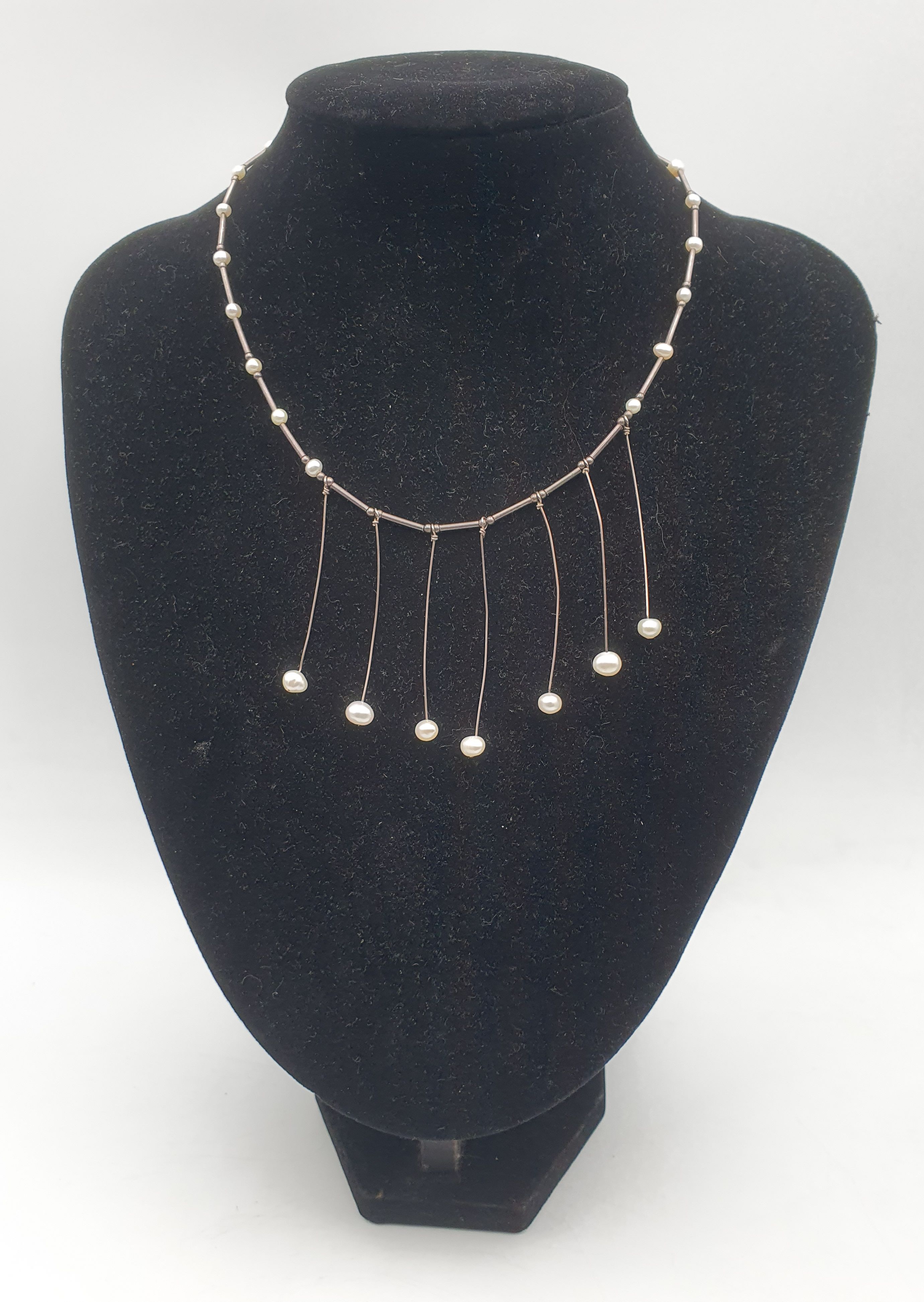 218 · A SILVER AND PEARL CHOKER