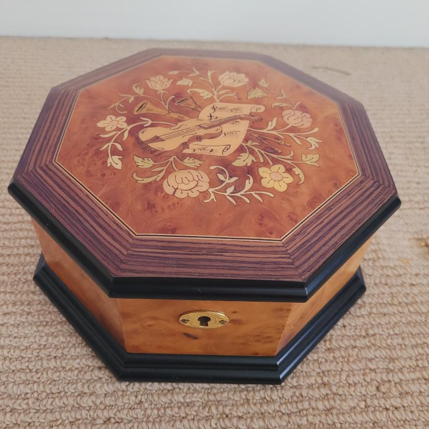 BEAUTIFUL WOOD INLAY MUSIC BOX JEWEERY BOX | Estate Sales Niagara
