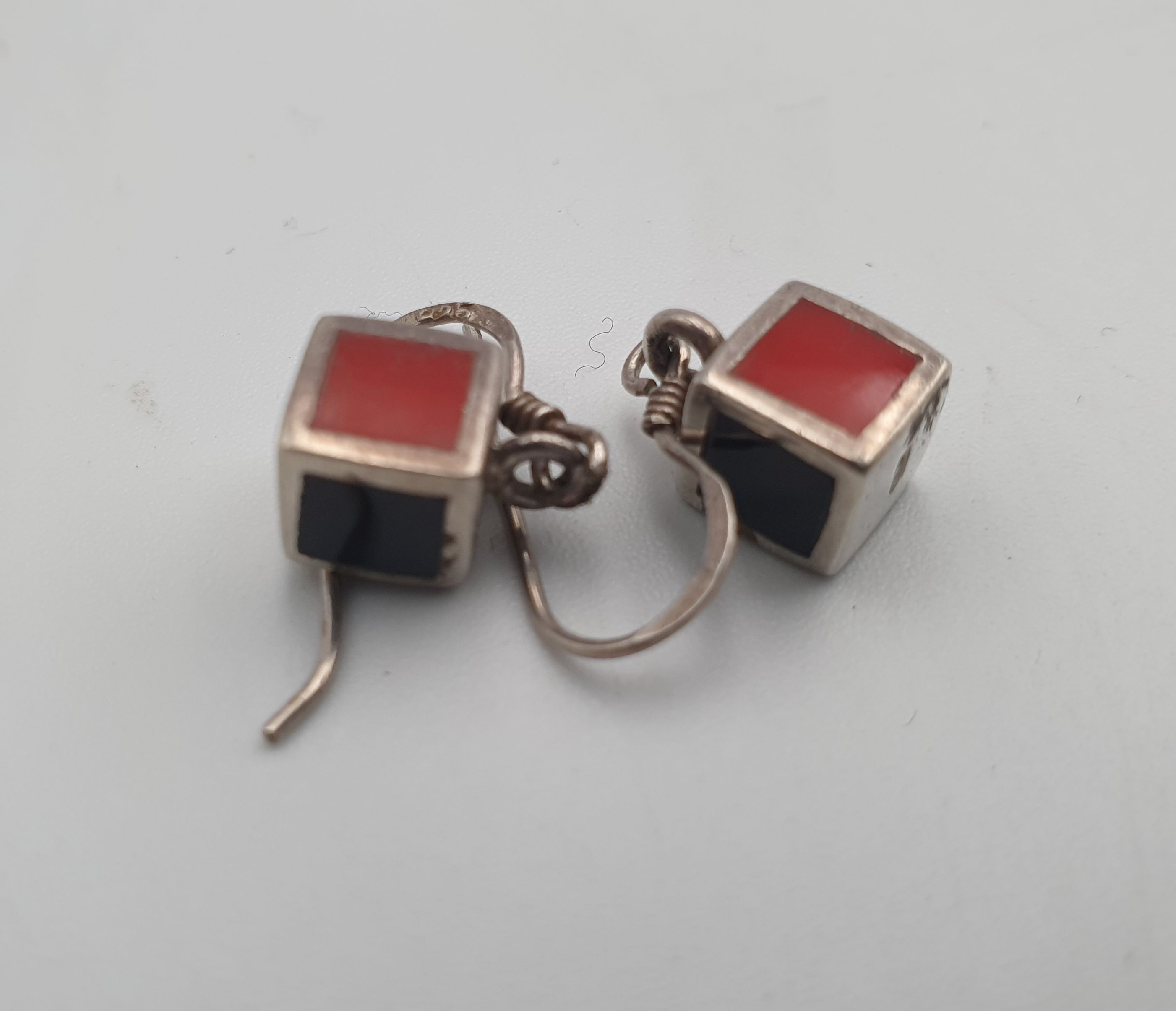 A PAIR OF RETRO STERLING SILVER EARRINGS