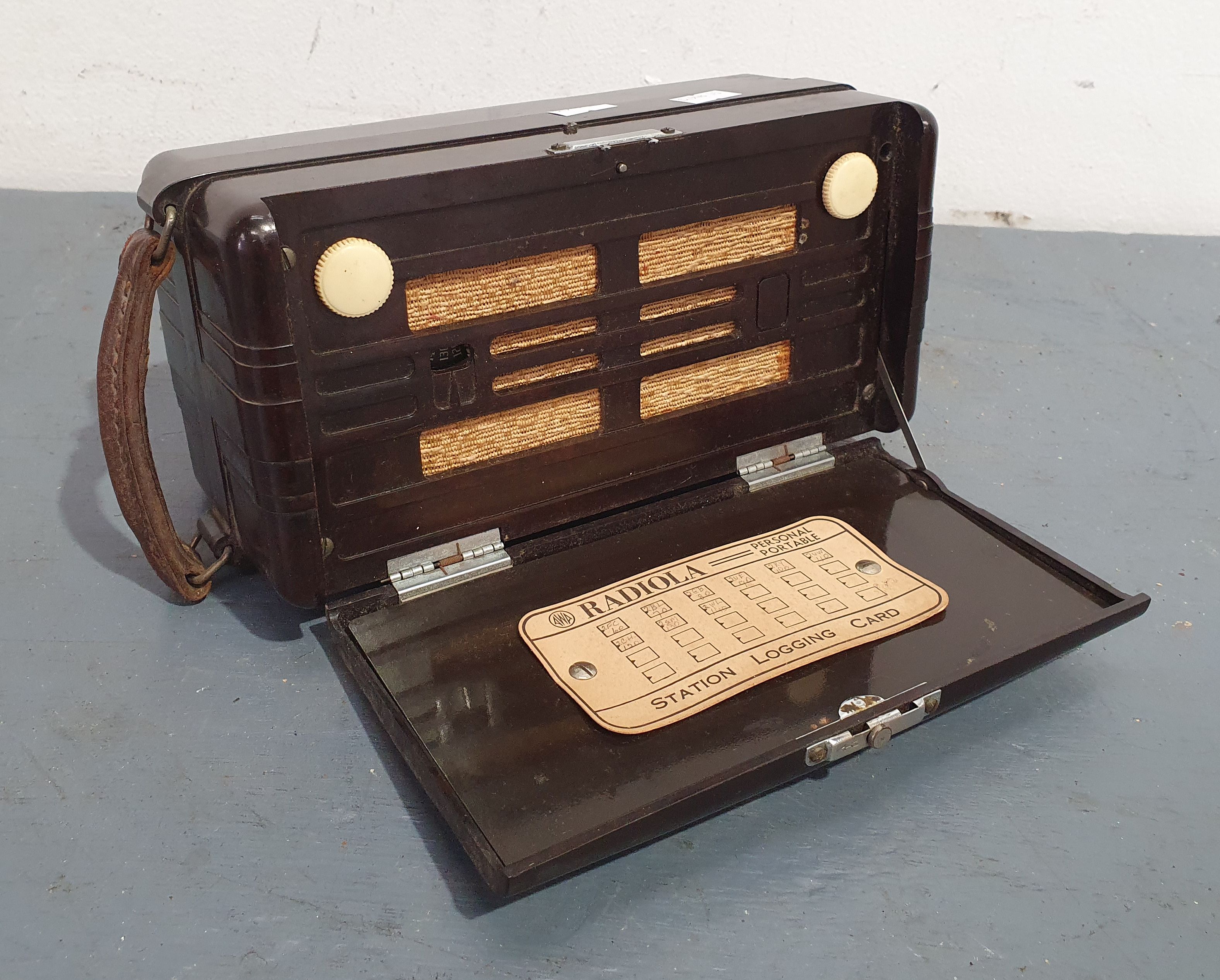 1270 · A RADIOLA BAKELITE RADIO