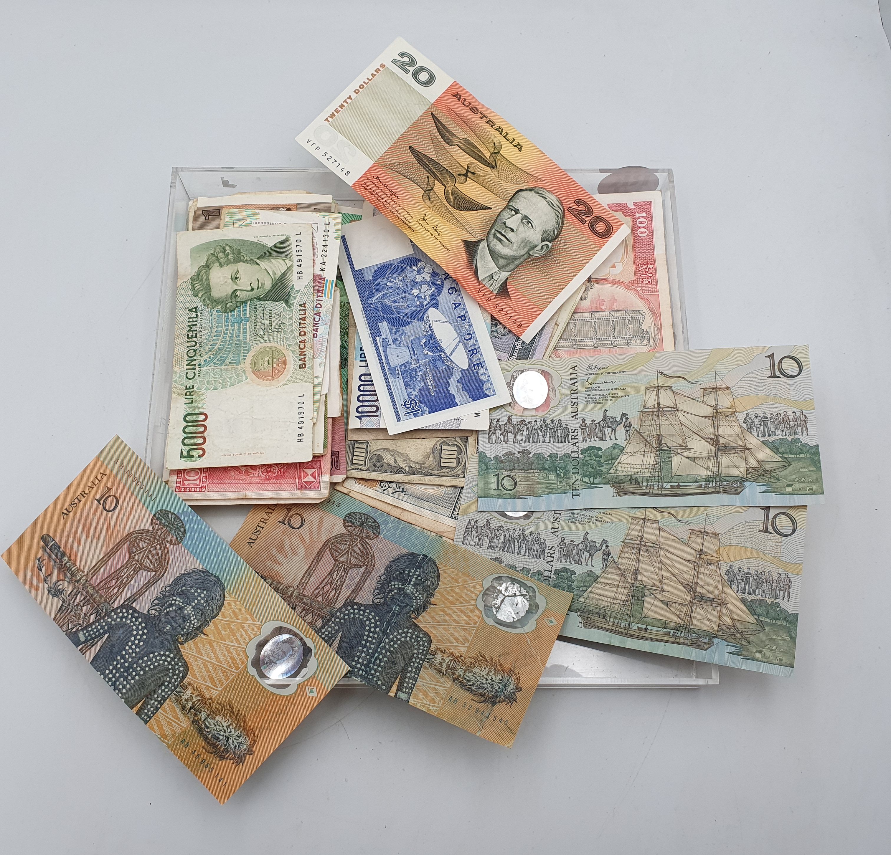 392 · A COLLECTION OF AUSTRALIAN AND INTERNATIONAL CURRENCY