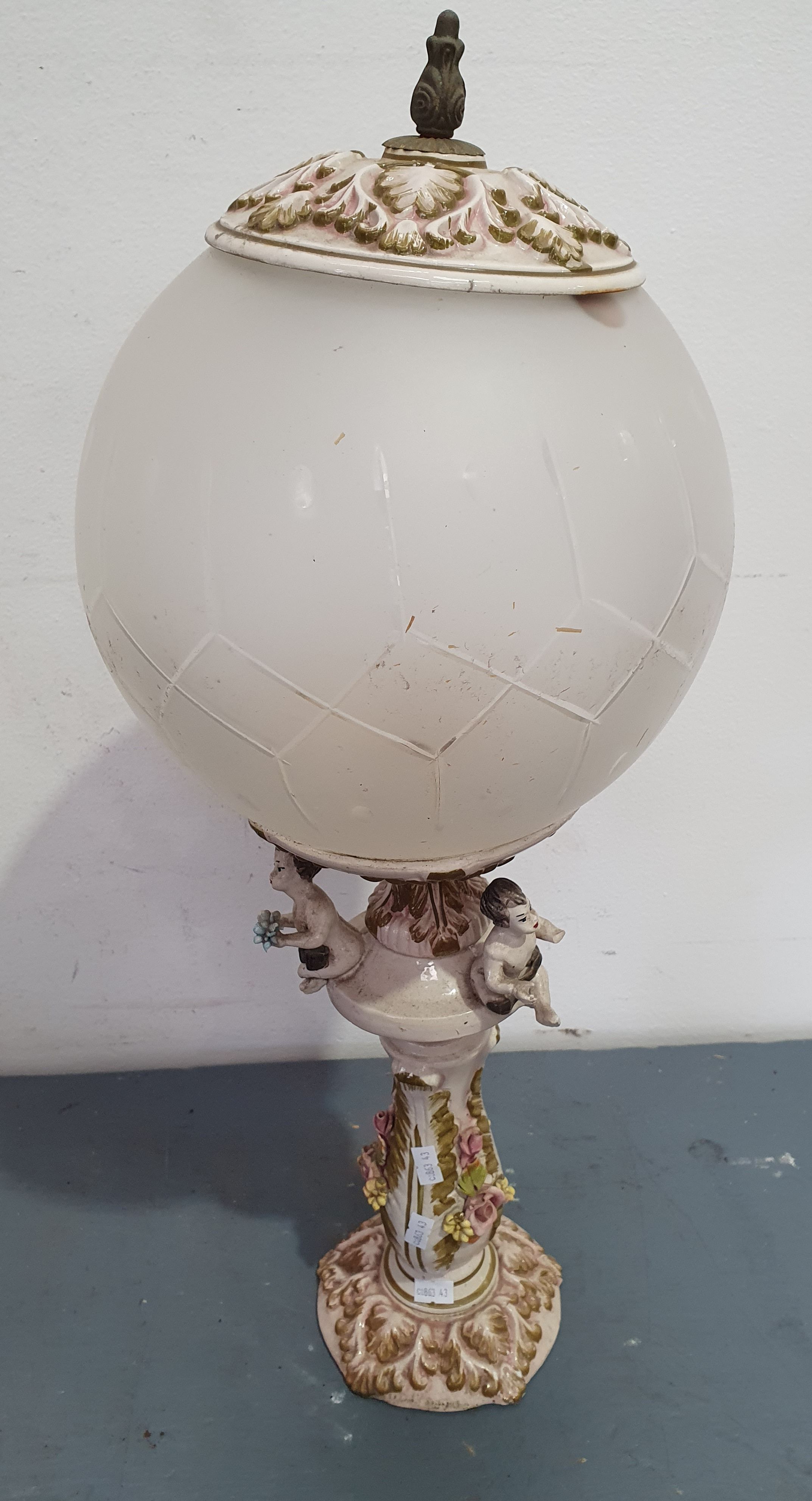 1353 · A DECORATIVE TABLE LAMP