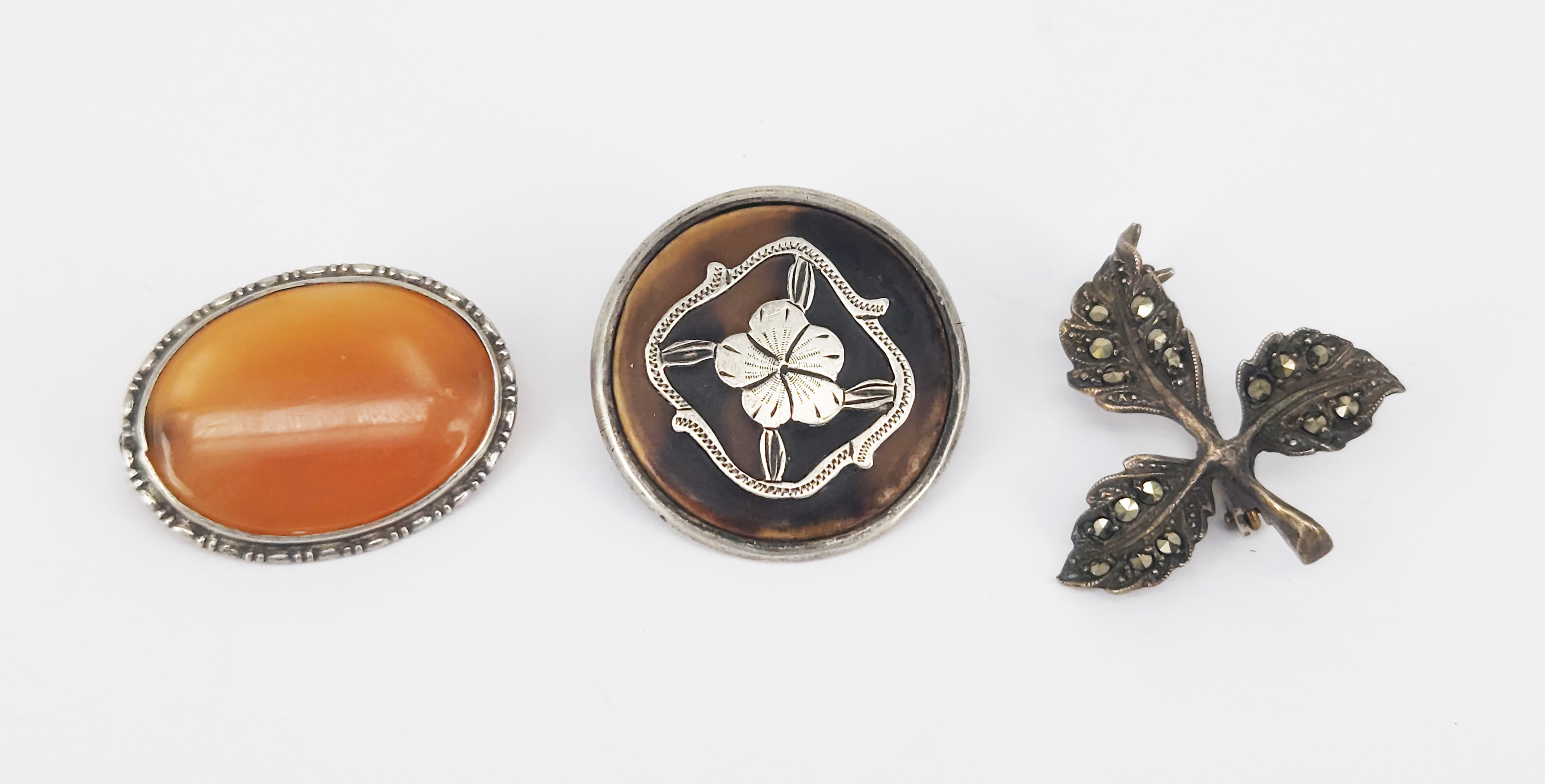 454 · THREE ANTIQUE AND VINTAGE BROOCHES