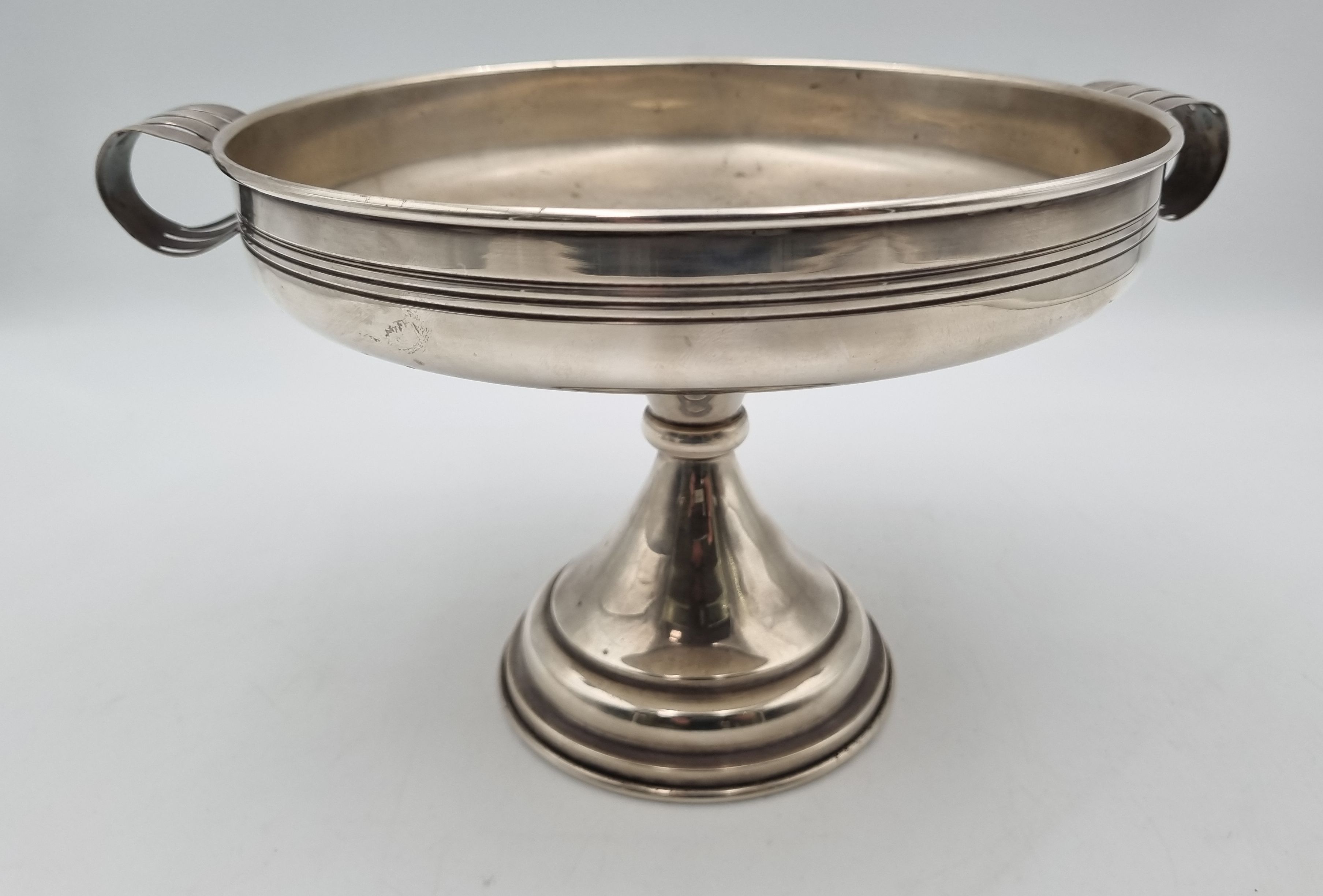 609 · AN ART DECO SILVER PLATED TAZZA