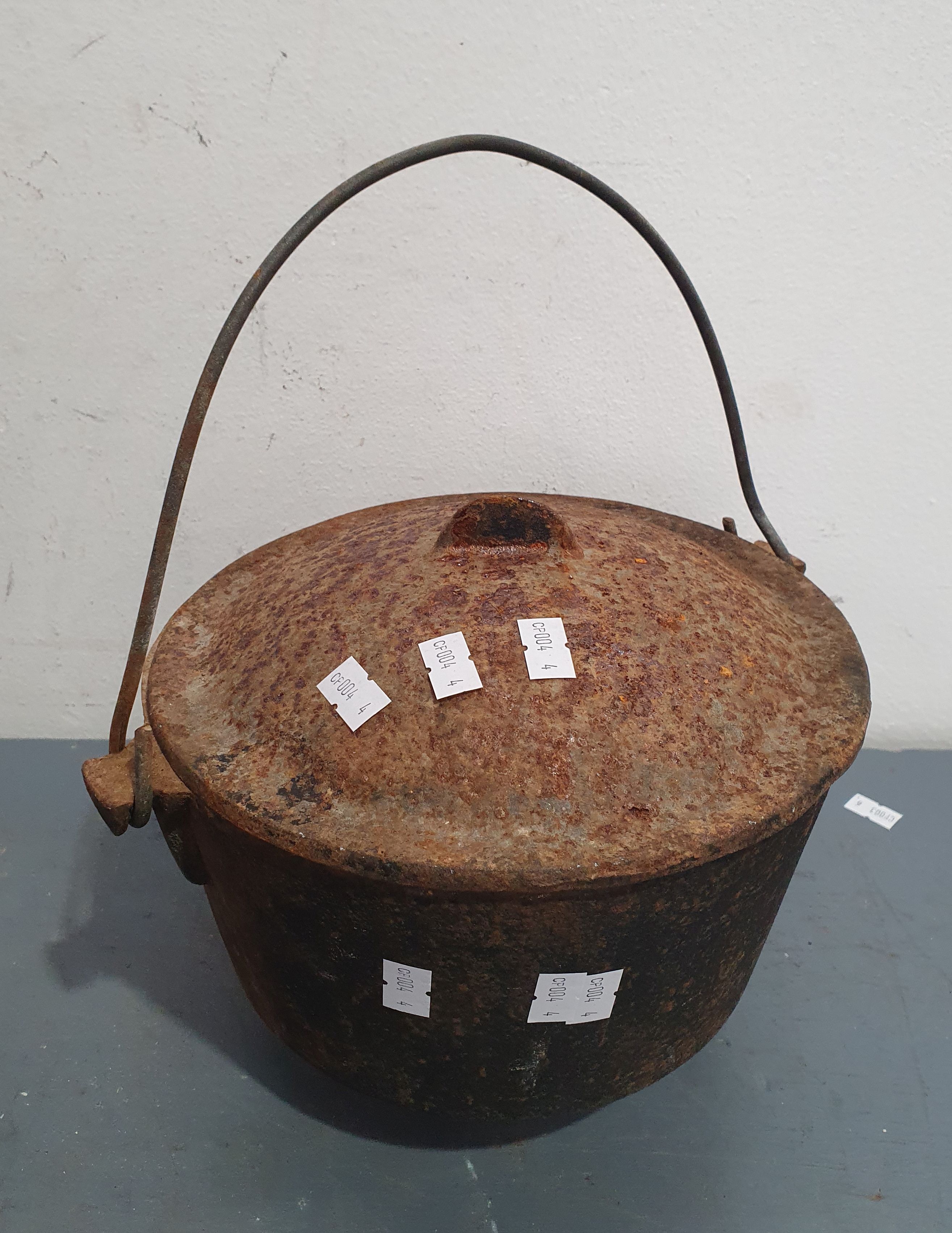 1253 · A CAST IRON POT