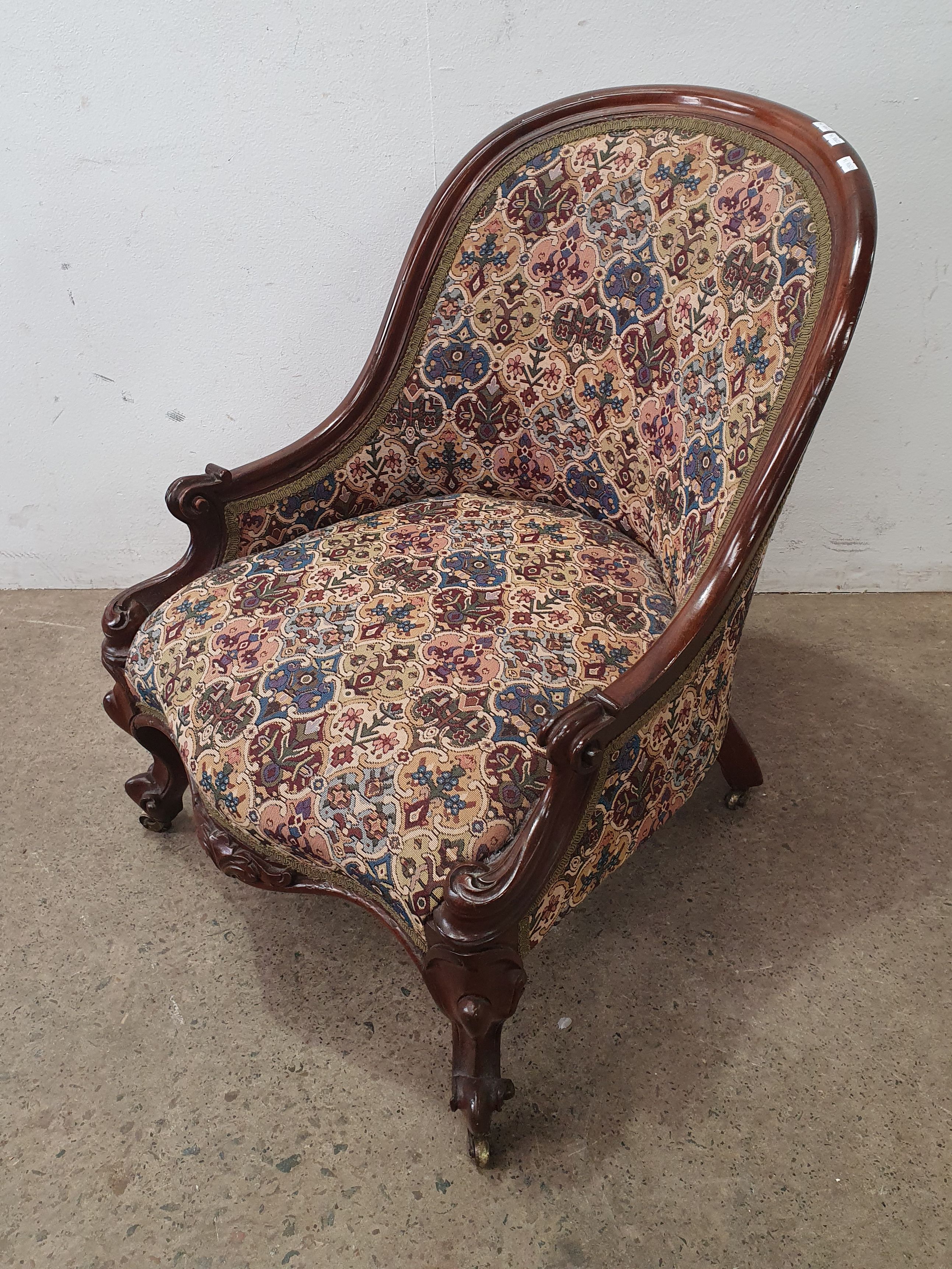 2062 · A VICTORIAN MAHOGANY PARLOUR CHAIR