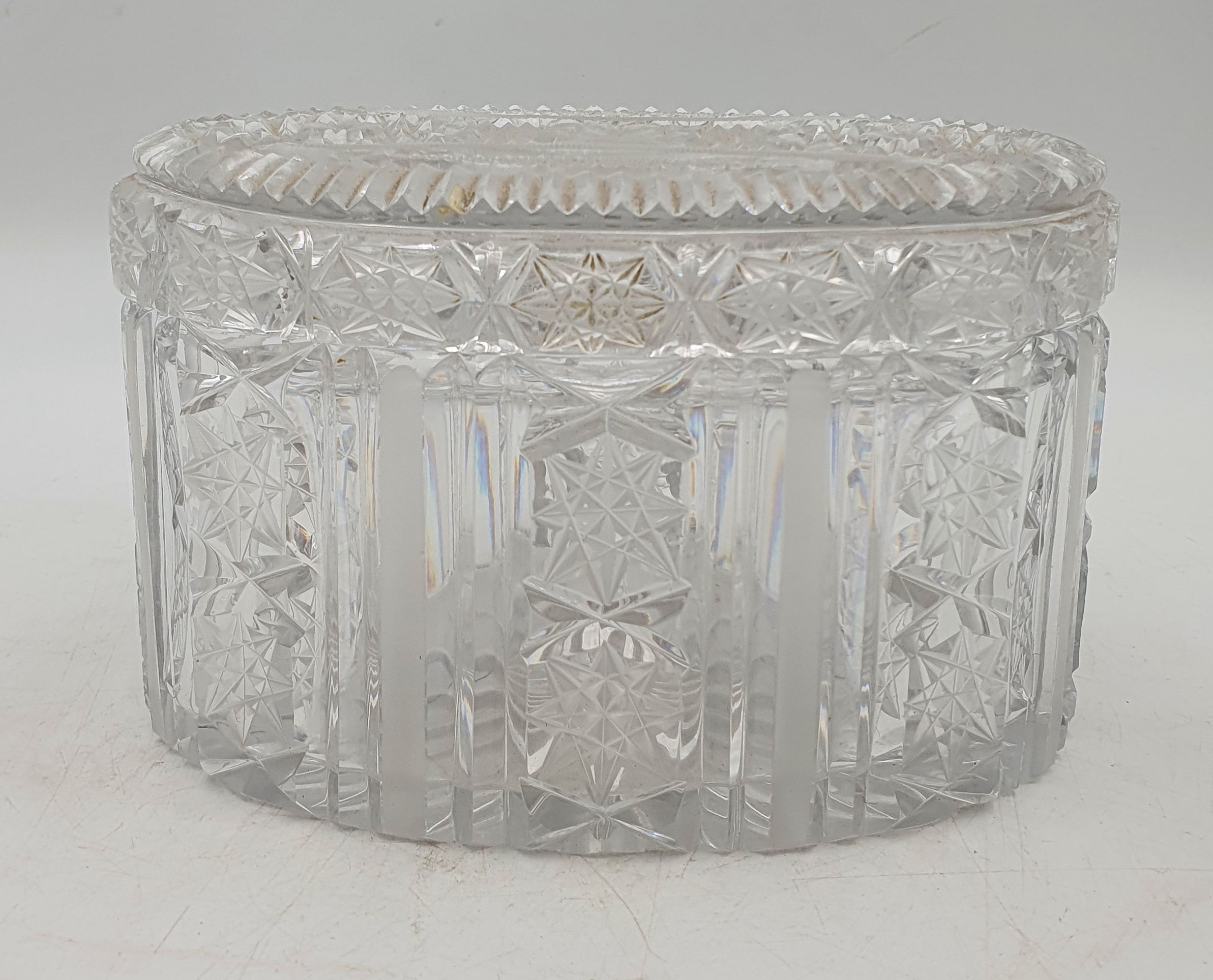 551 · A GOOD BOHEMIAN CUT CRYSTAL TABLE BOX