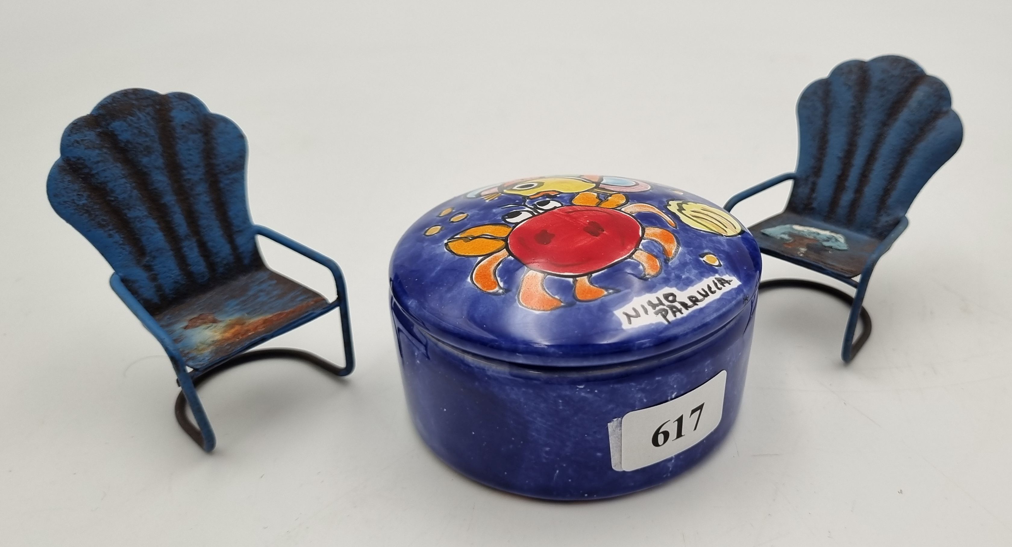 617 · AN ITALIAN POTTERY TRINKET BOX