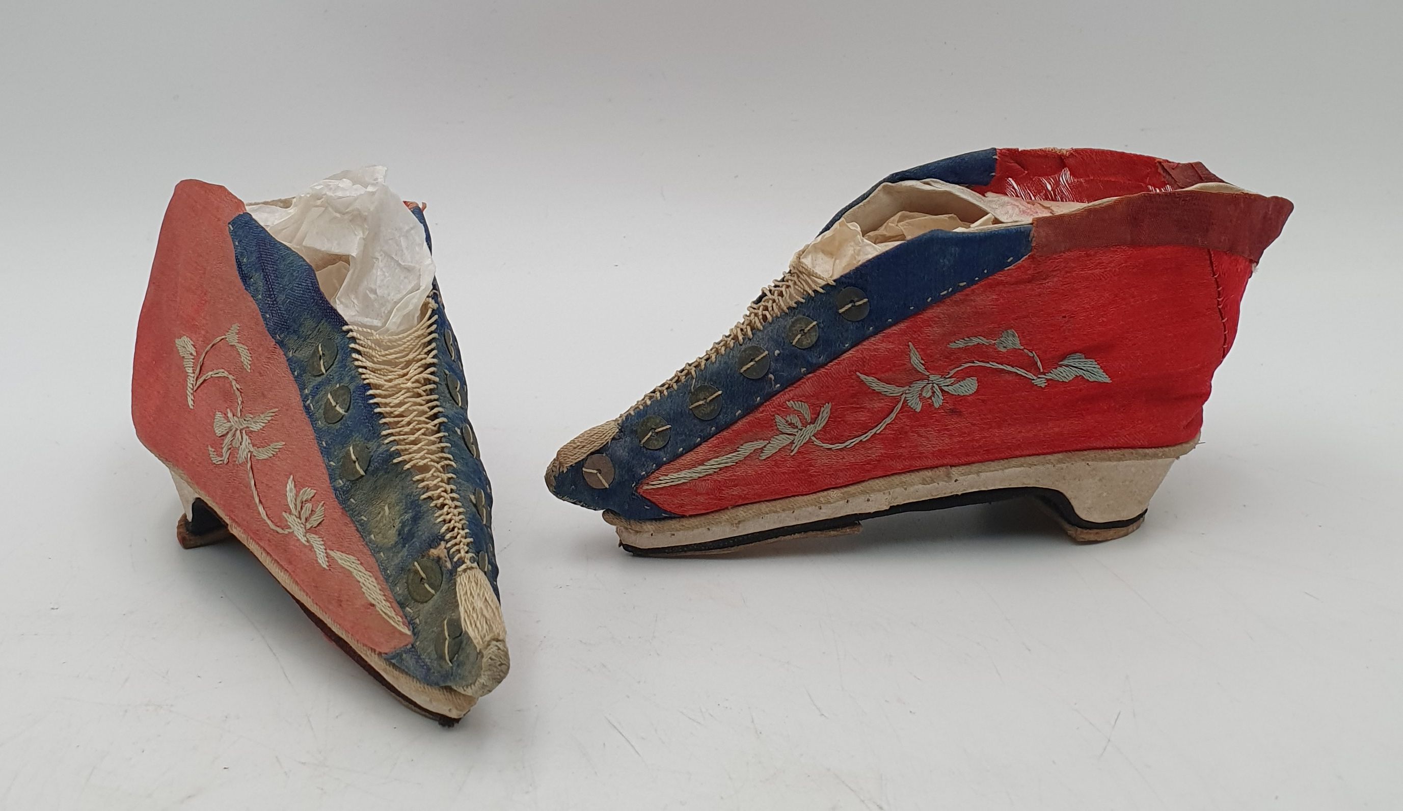 A PAIR OF CHINESE SILK EMBROIDERED LOTUS SHOES