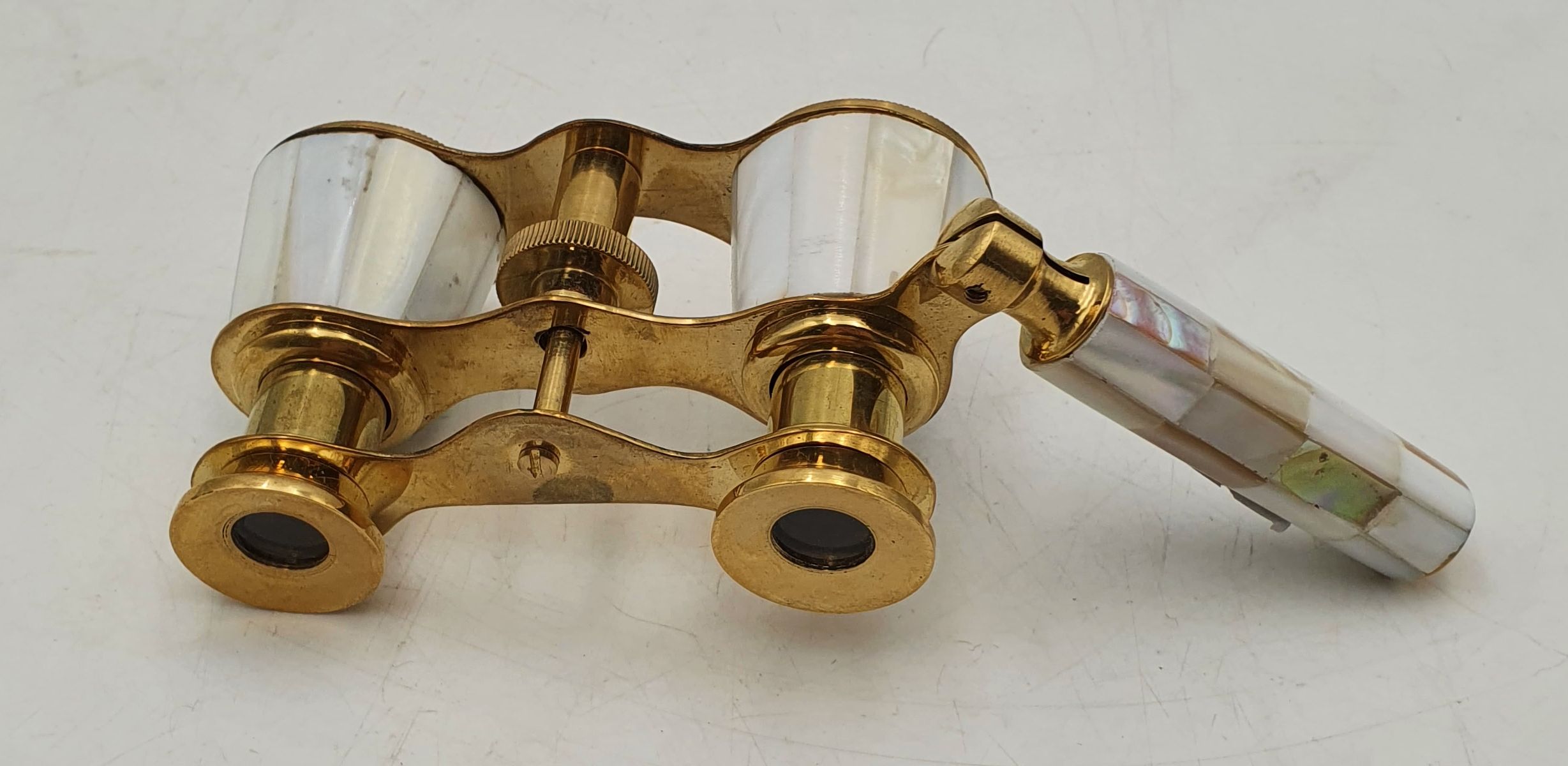 562 · A PAIR OF MOTHER OF PEARL AND BRASS OPERA GLASSES