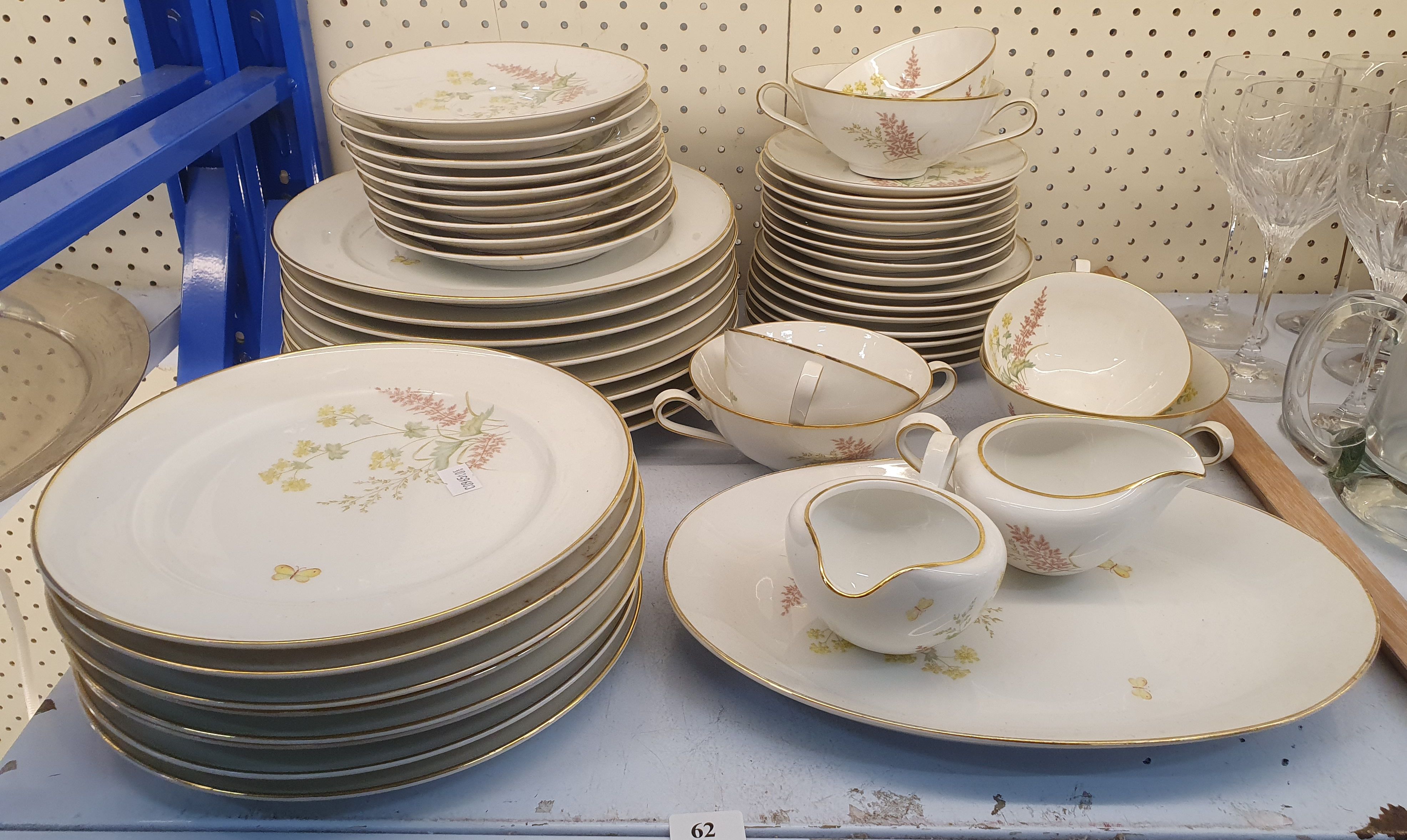 62 · A BAVARIAN PORCELAIN PART DINNER SET