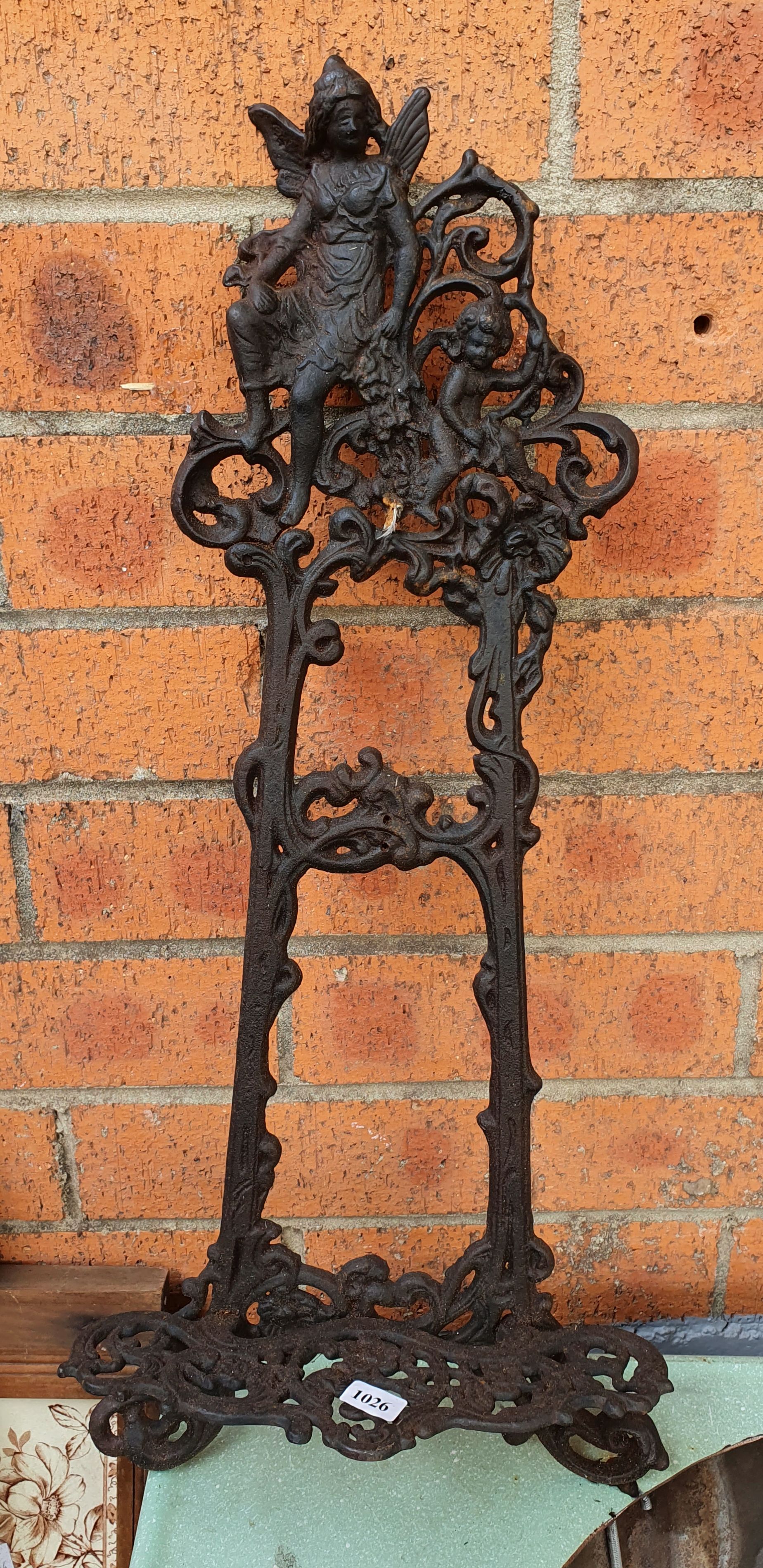 1026 · A SMALL CAST IRON EASEL