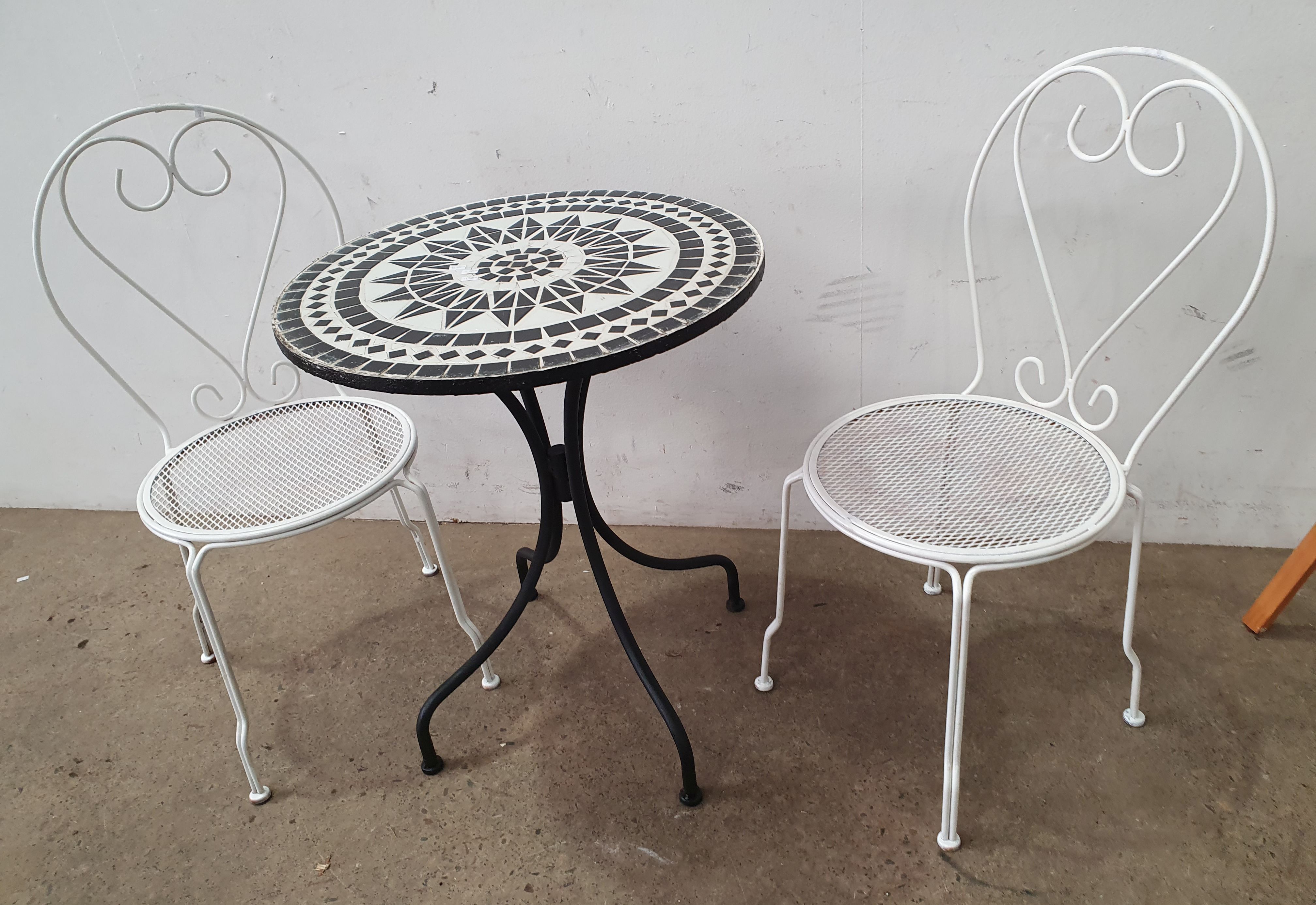 1023 · A THREE PIECE OUTDOOR SETTING