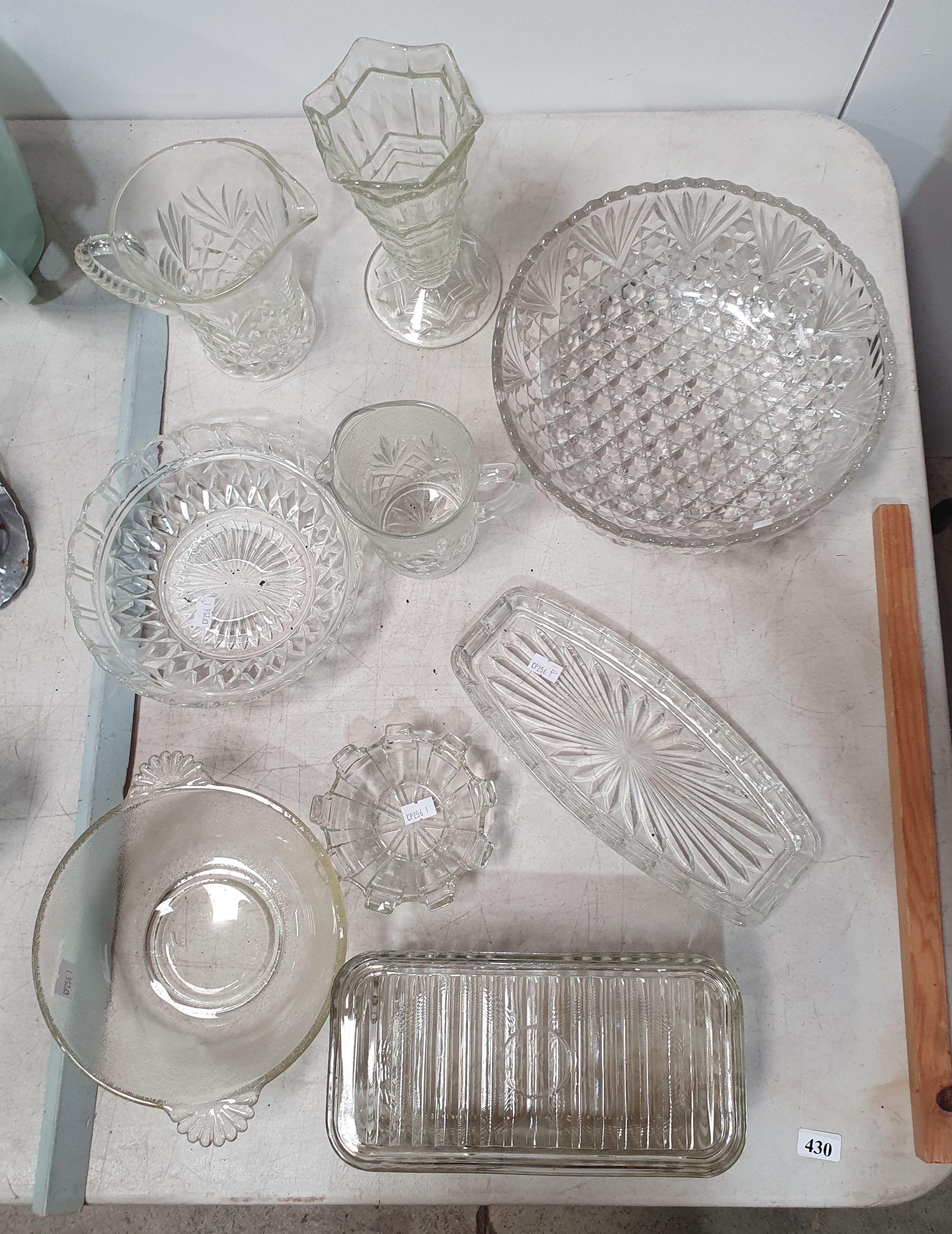 430 · A GROUP OF GLASS AND CRYSTAL WARES