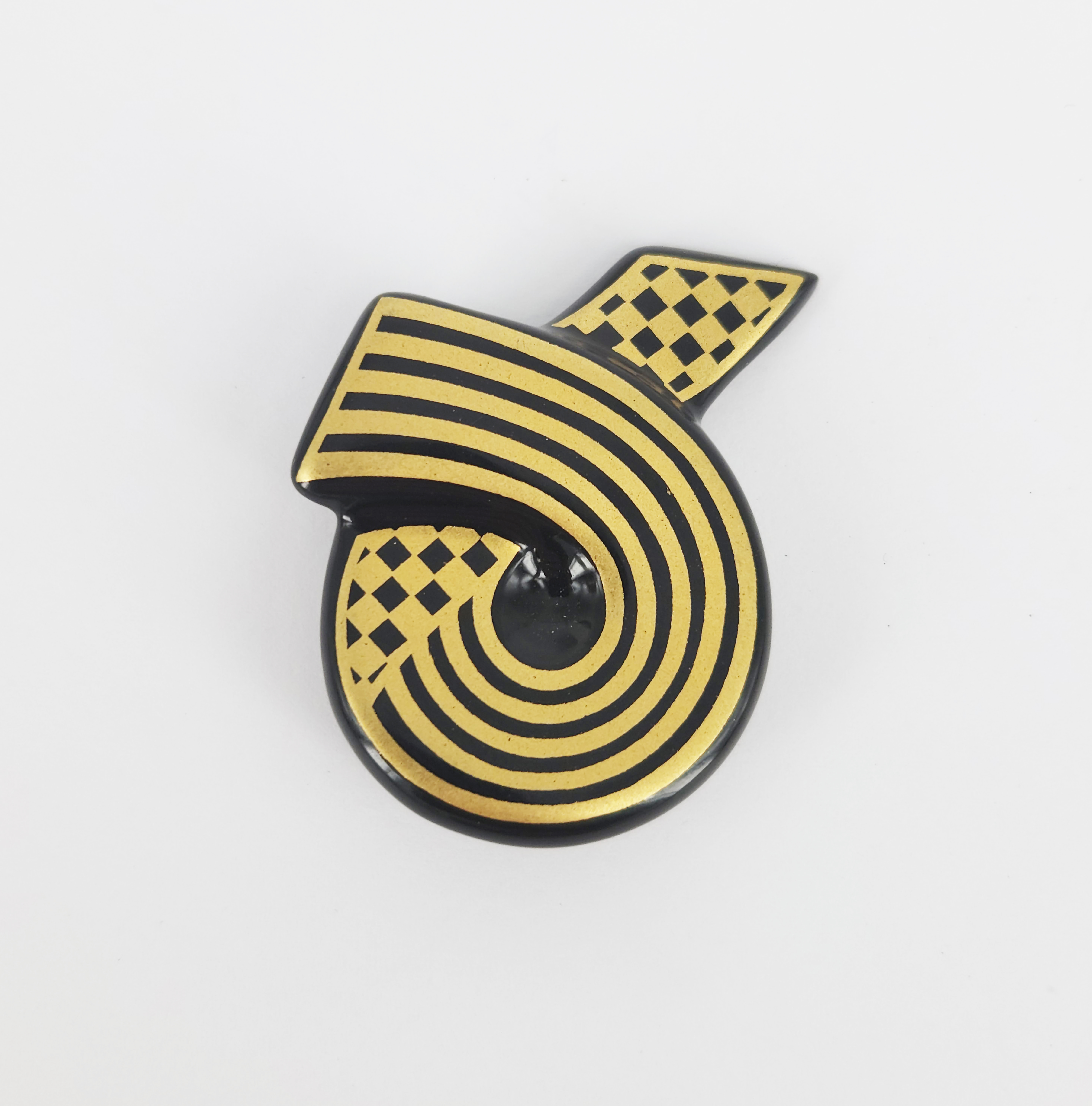 424 · A VINTAGE ROSENTHAL PORCELAIN BROOCH
