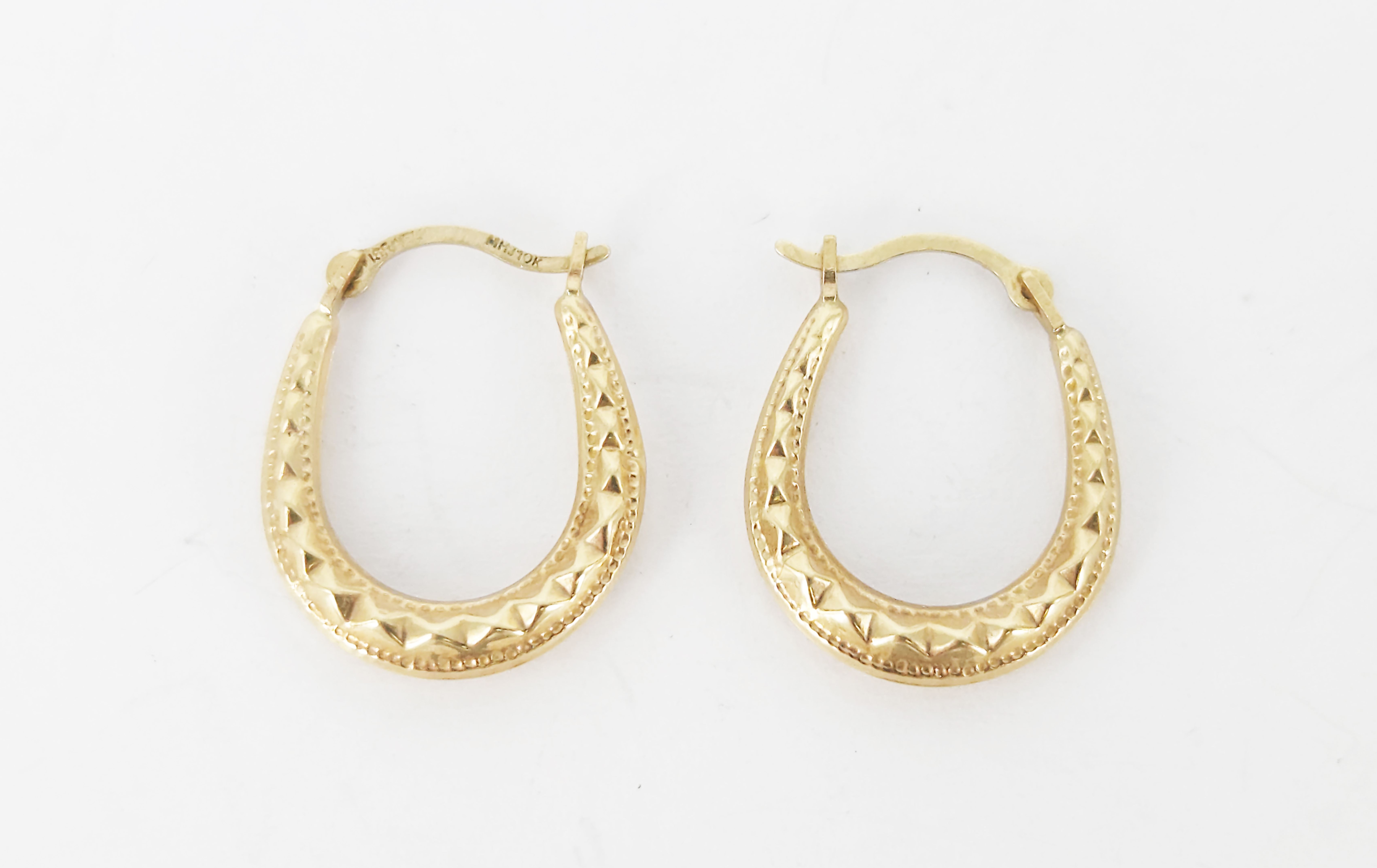 342 · A PAIR OF 10ct YELLOW GOLD EMBOSSED HOOP EARINGS