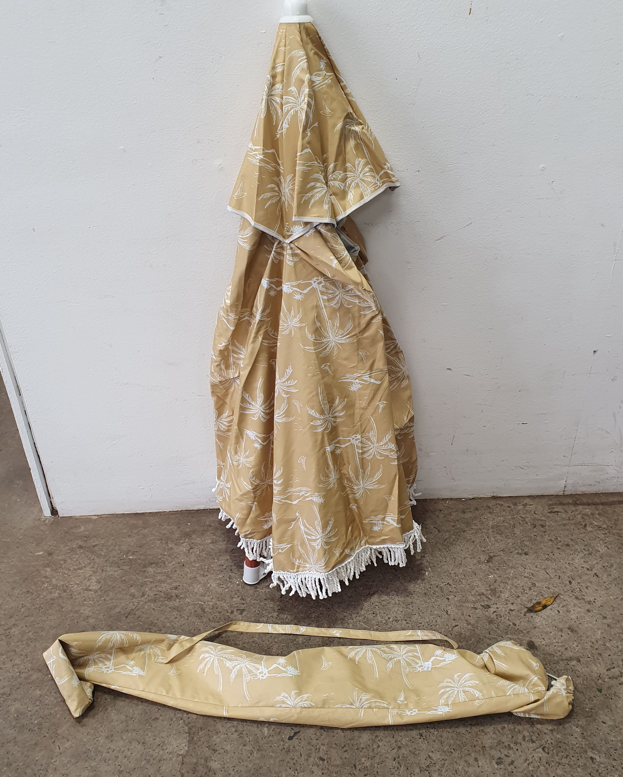 1222 · A BEACH UMBRELLA