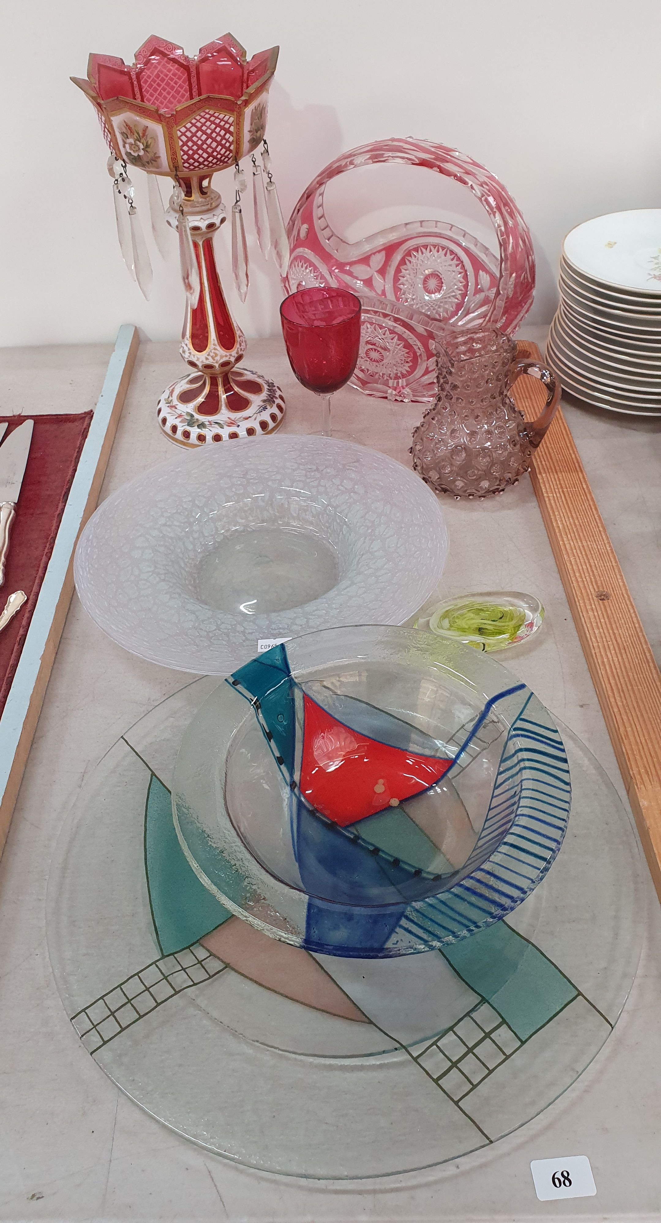 68 · A GROUP OF GLASS AND CRYSTAL WARE