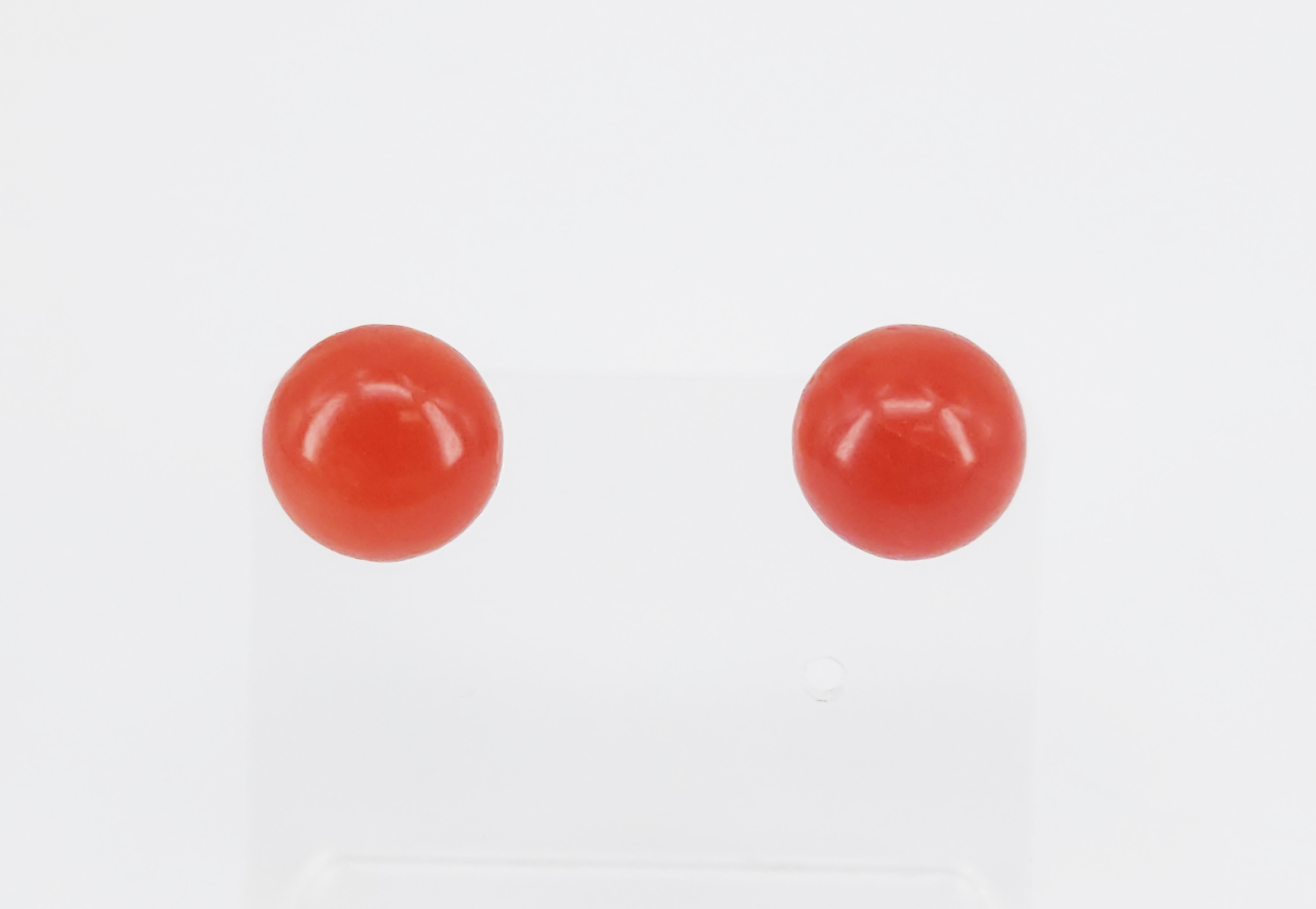 110 · A PAIR OF 18ct YELLOW GOLD AND MEDITERRAEAN CORAL STUD EARRINGS