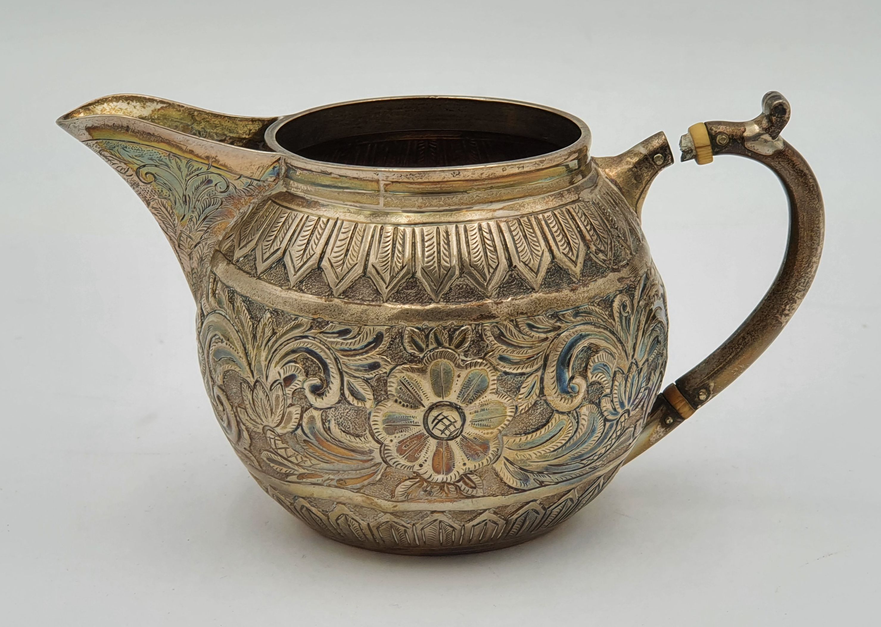 537 · AN EDWARDIAN SILVER JUG