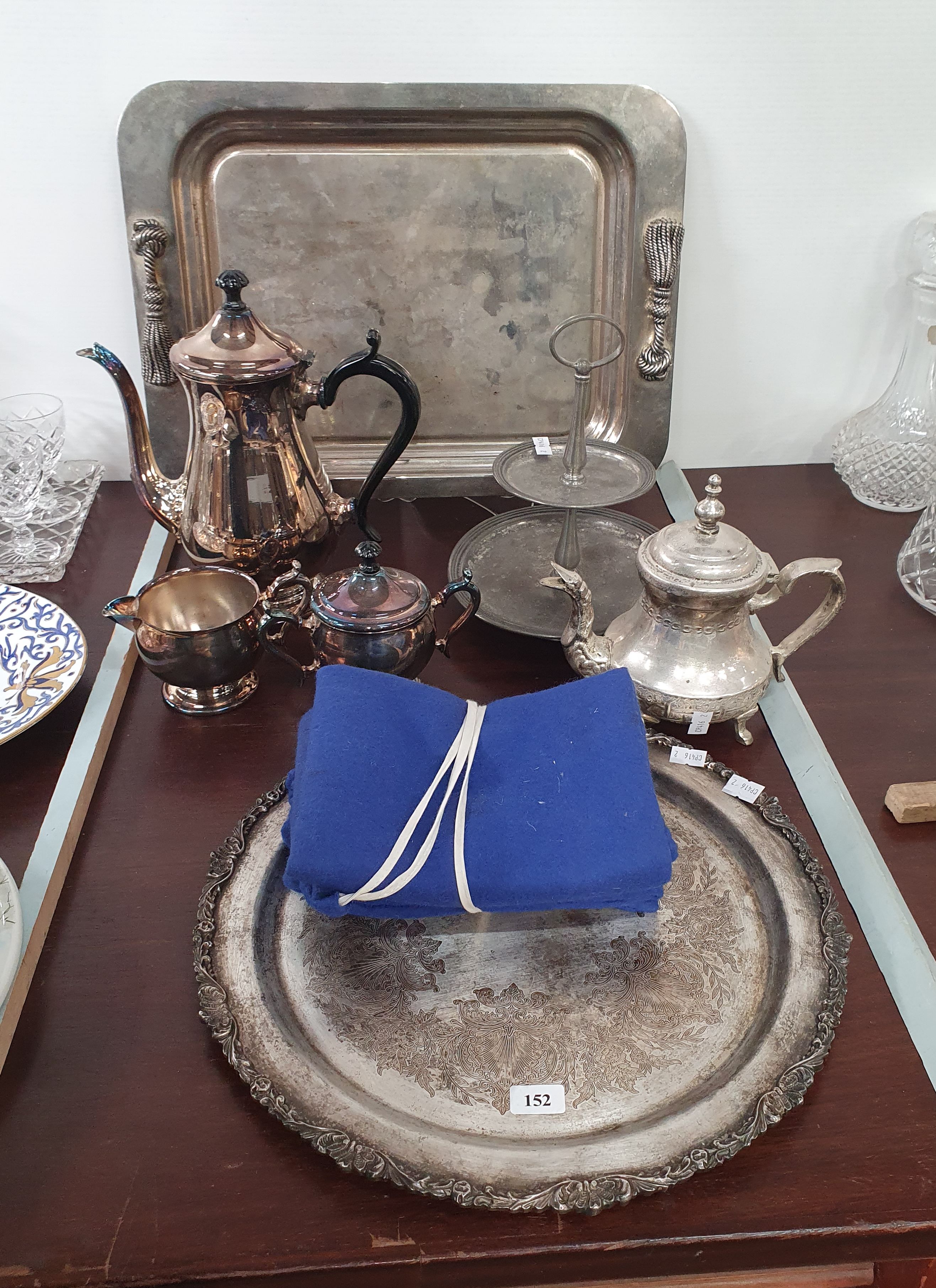 152 · A GROUP OF METAL WARES