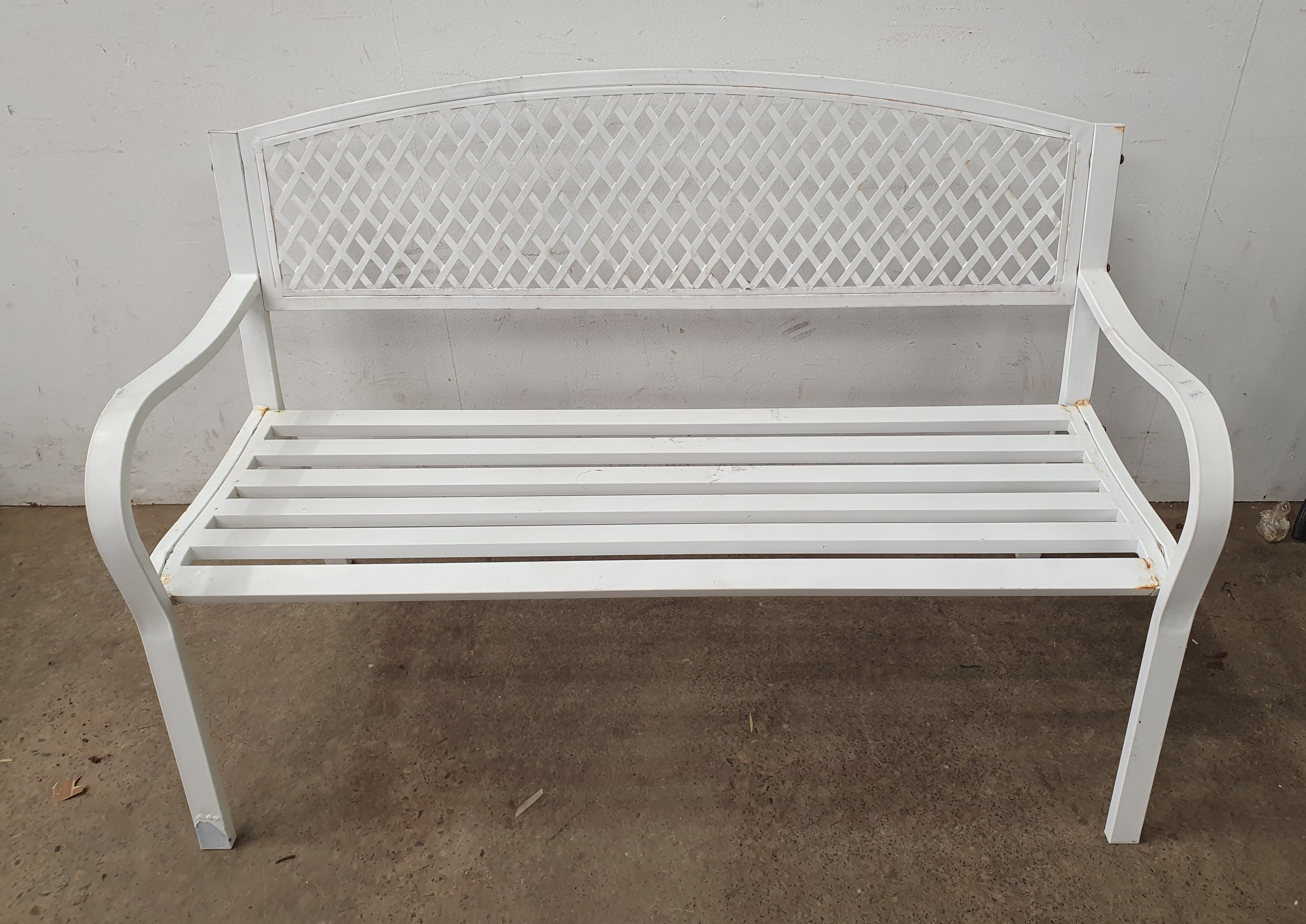 1025 · A METAL GARDEN BENCH