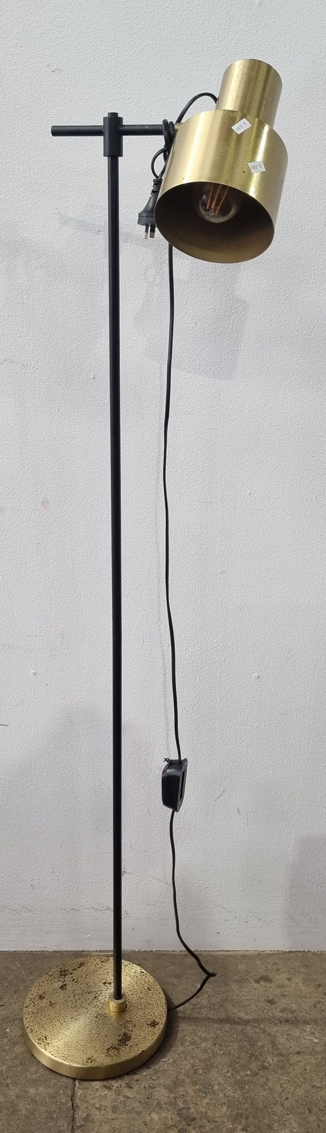 2146 · A FLOOR LAMP