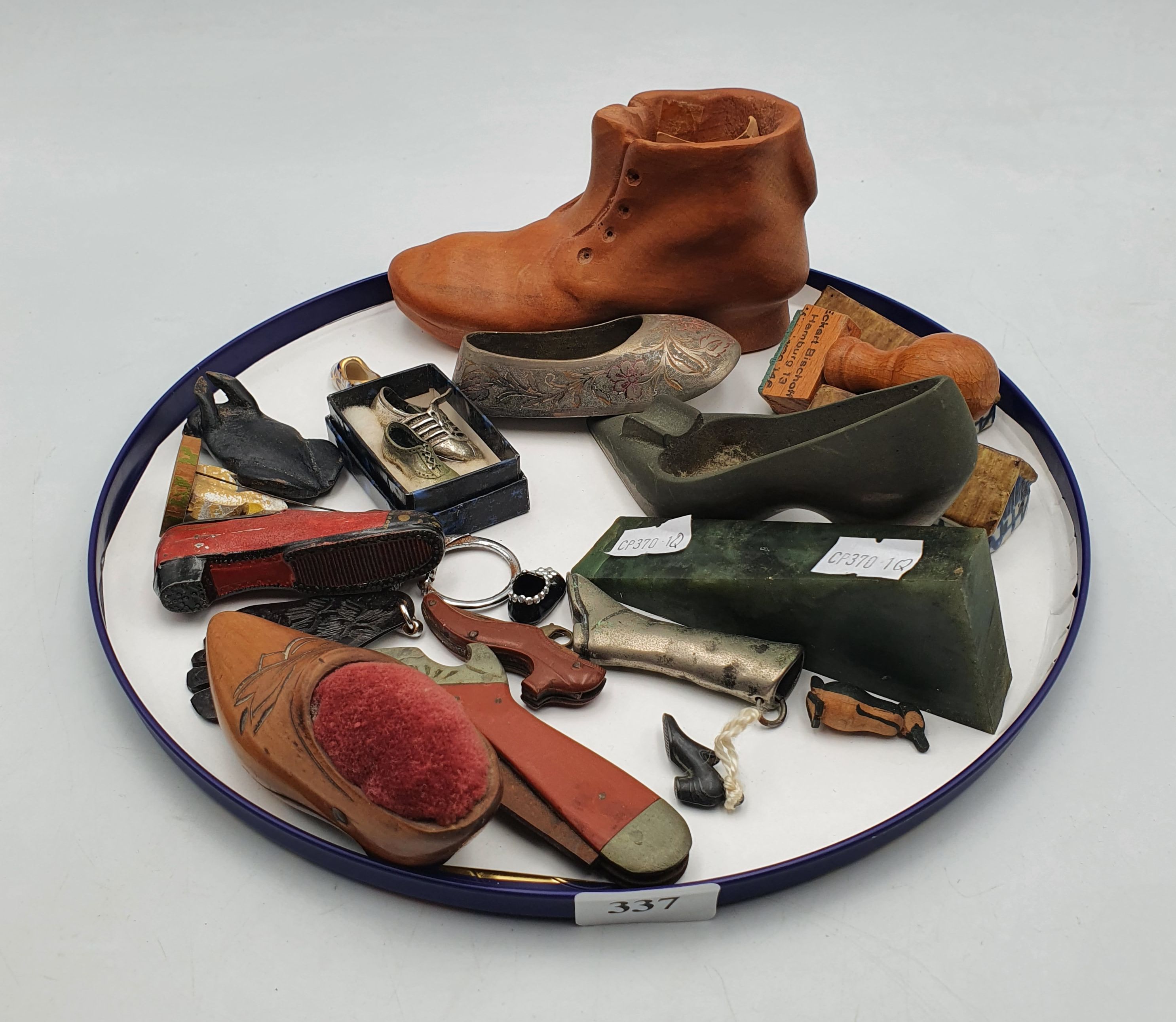 337 · A GROUP OF VARIOUS ITEMS