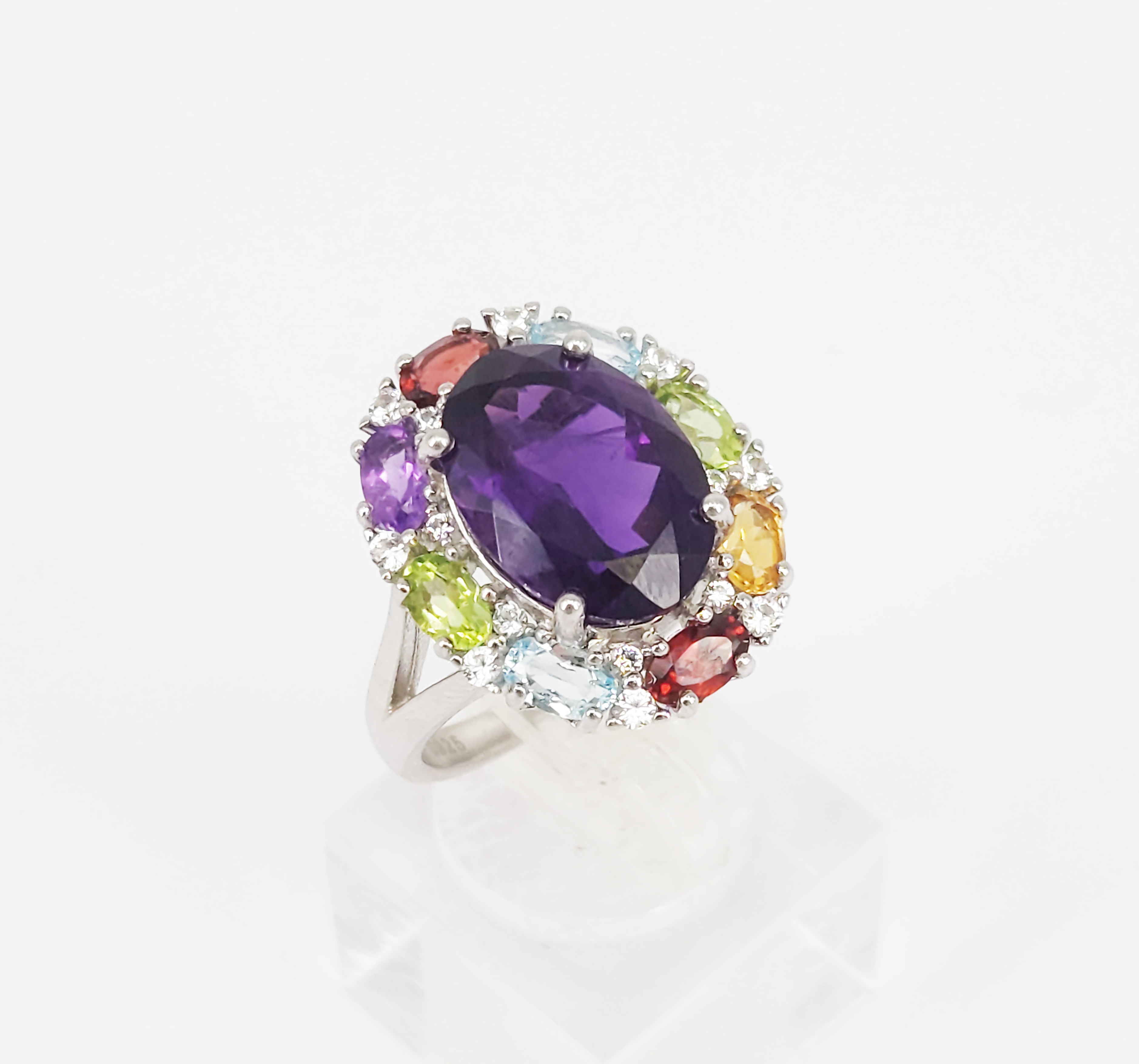 225 · A STERLING SILVER AND OVAL AMETHYST COCKTAIL RING