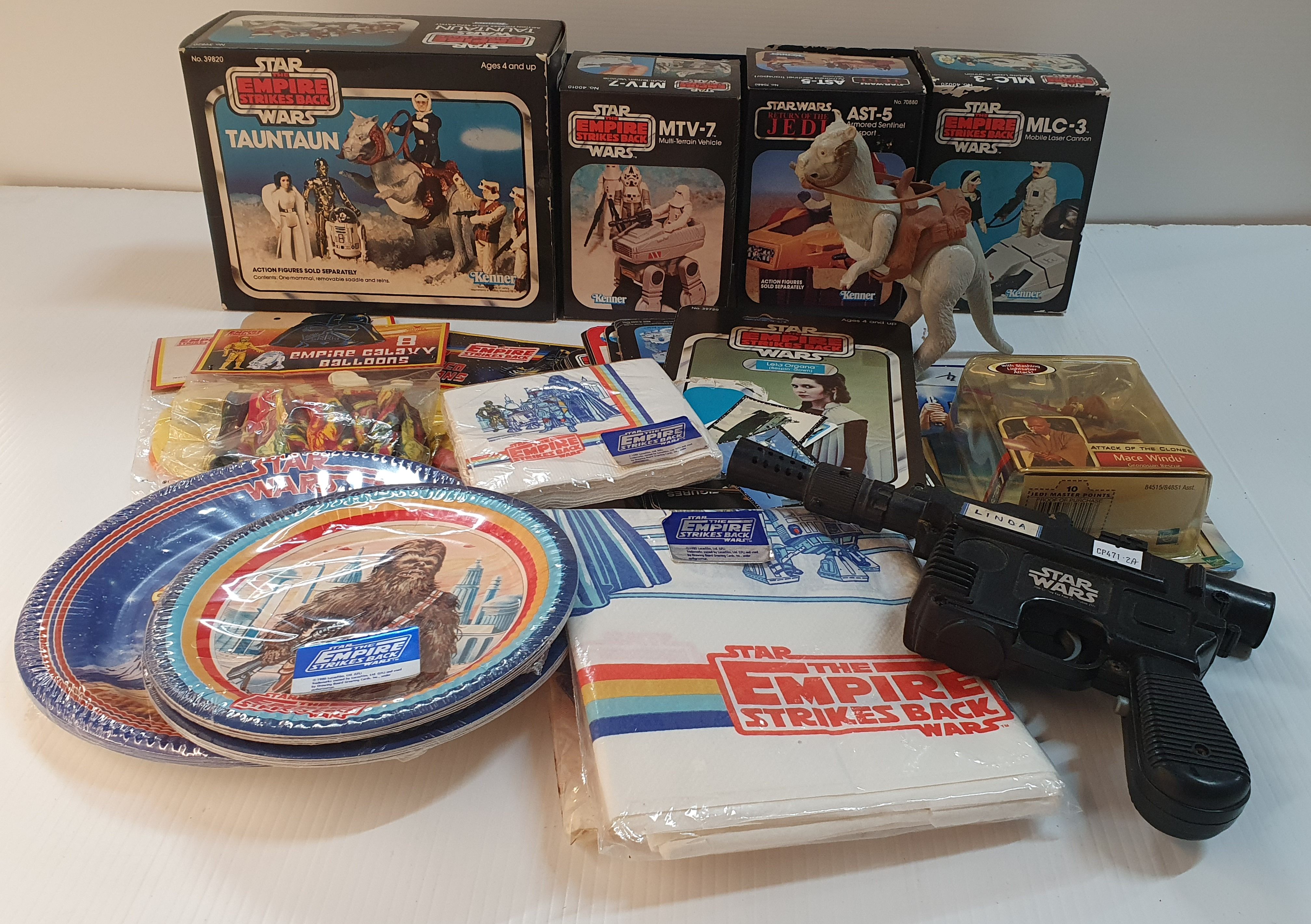 373 · A GROUP OF STAR WARS COLLECTABLES