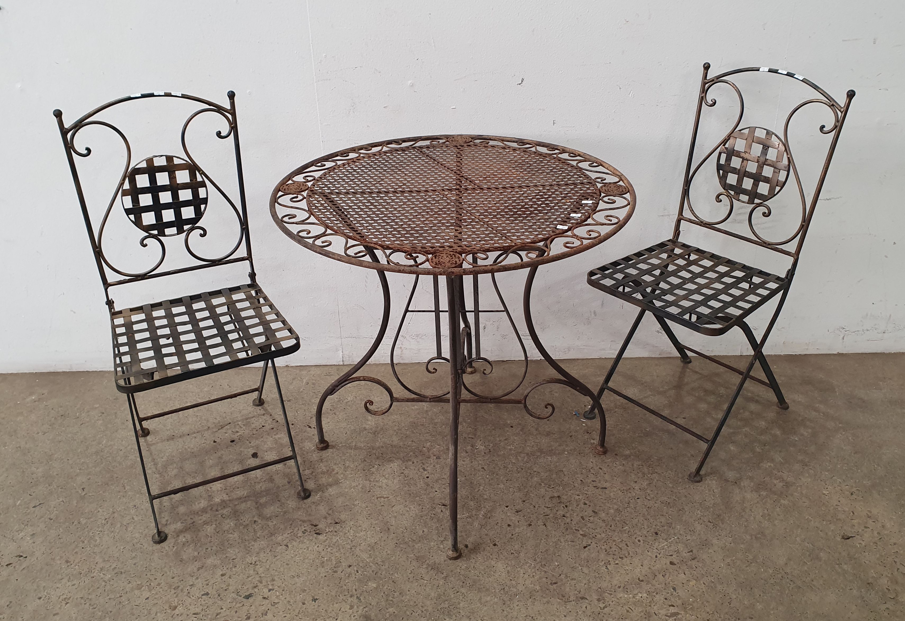 1090 · A THREE PIECE OUTDOOR SETTING