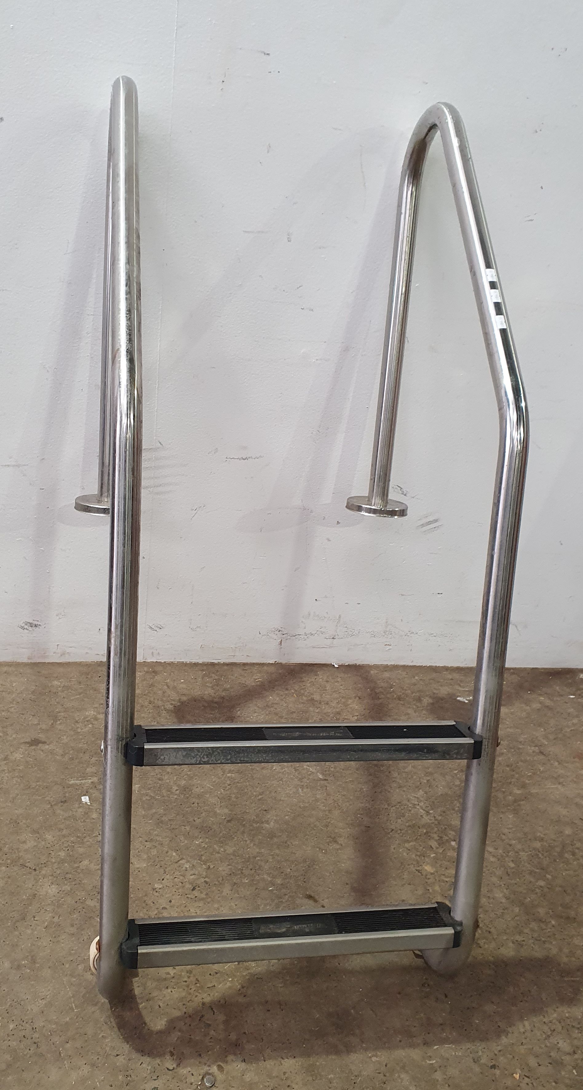 1146 · A STAINLESS STELL POOL LADDER