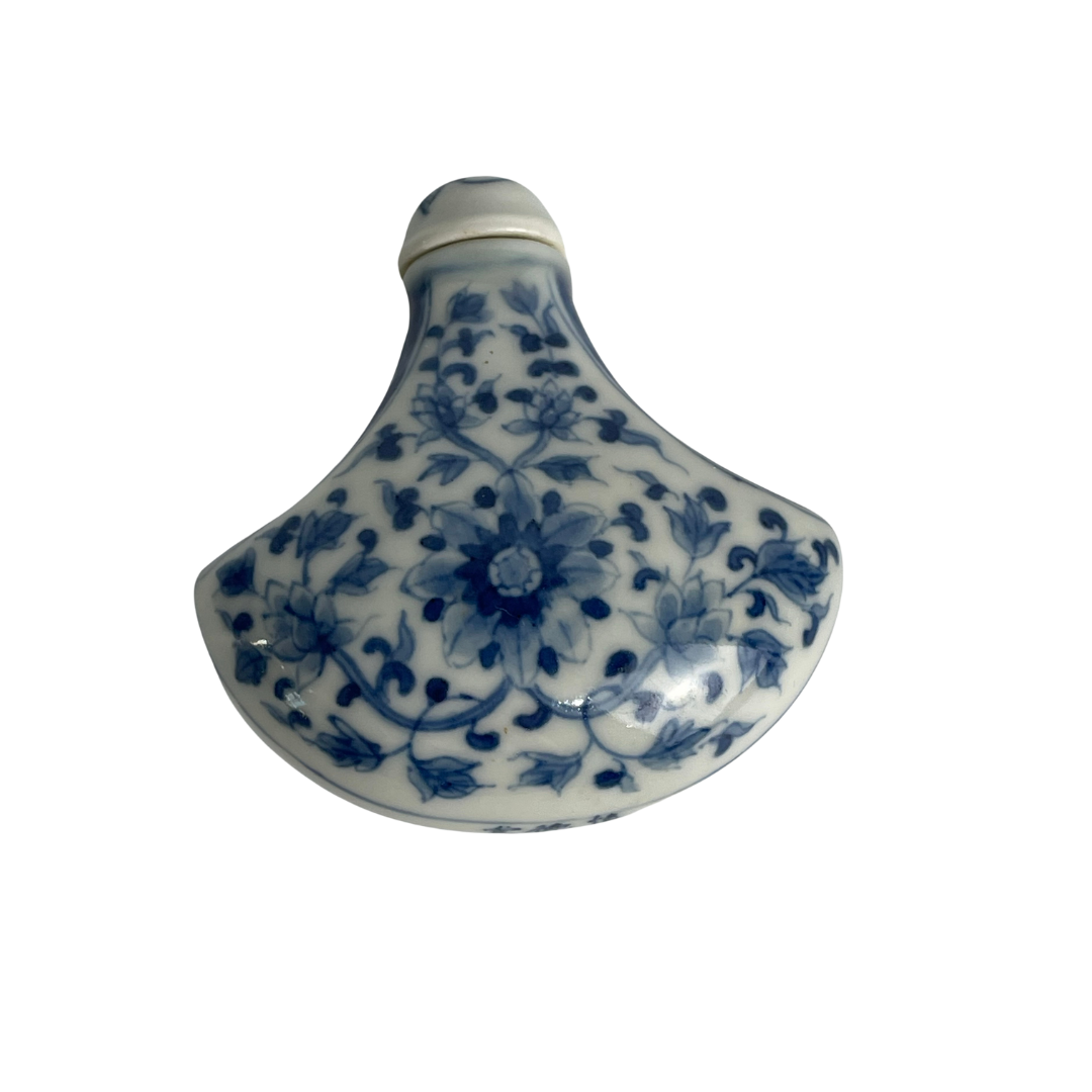 青花鼻烟壶两件一组TWO PIECES OF BLUE AND WHITE SNUFF BOTTLES | Atasbid