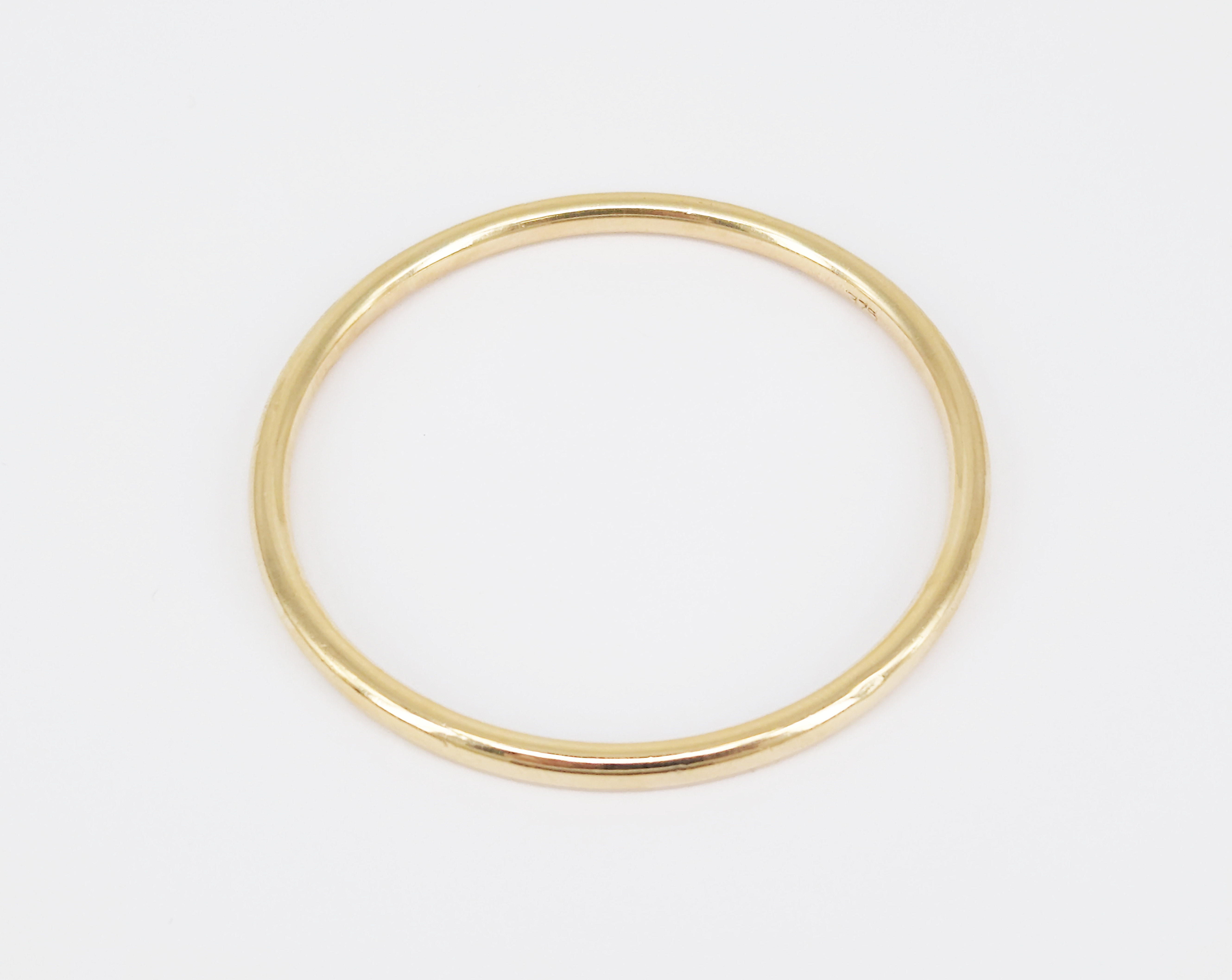 86 · A 9ct YELLOW GOLD HOLLOW BANGLE