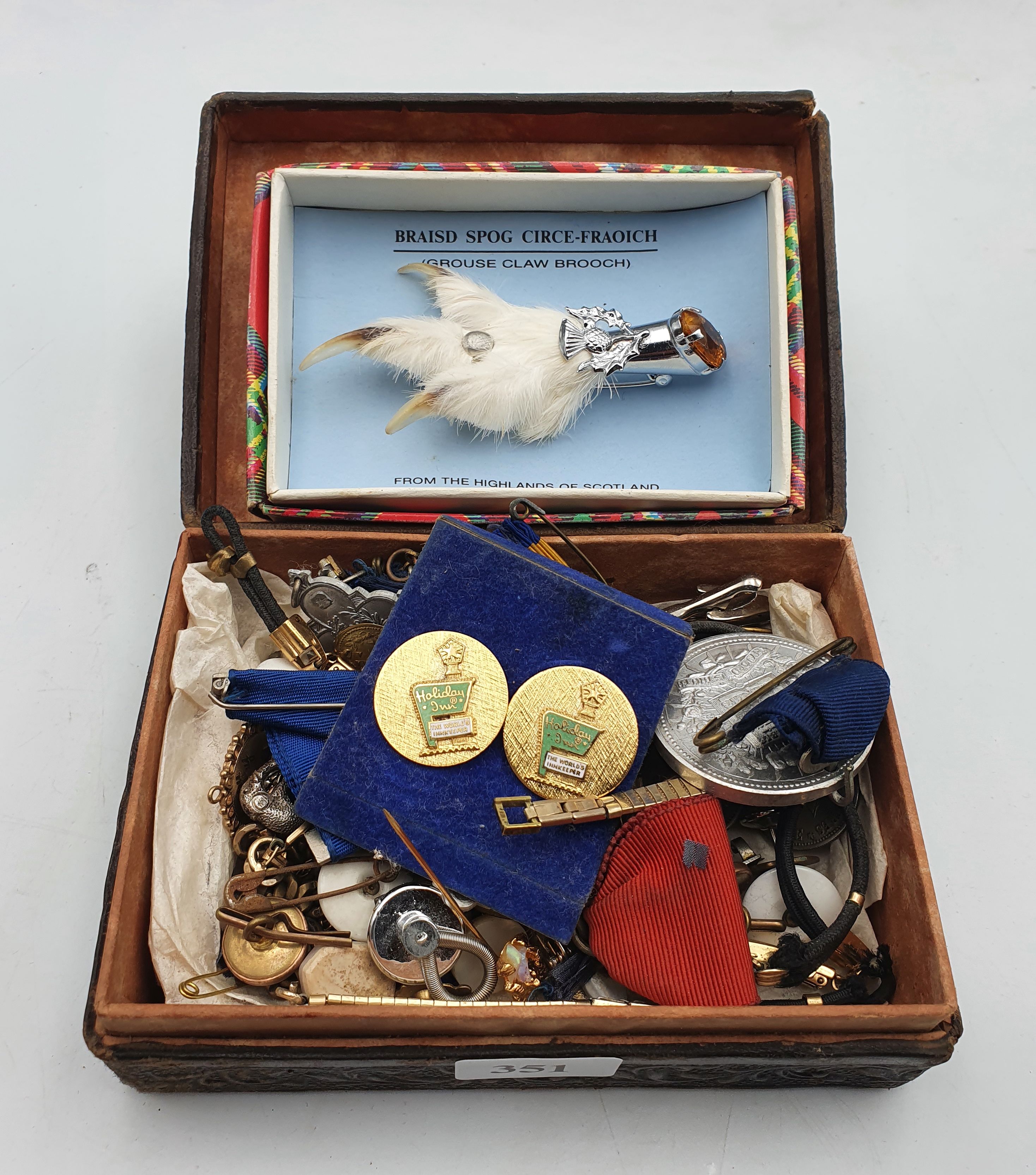 351 · A QUANTITY OF VINTAGE ITEMS
