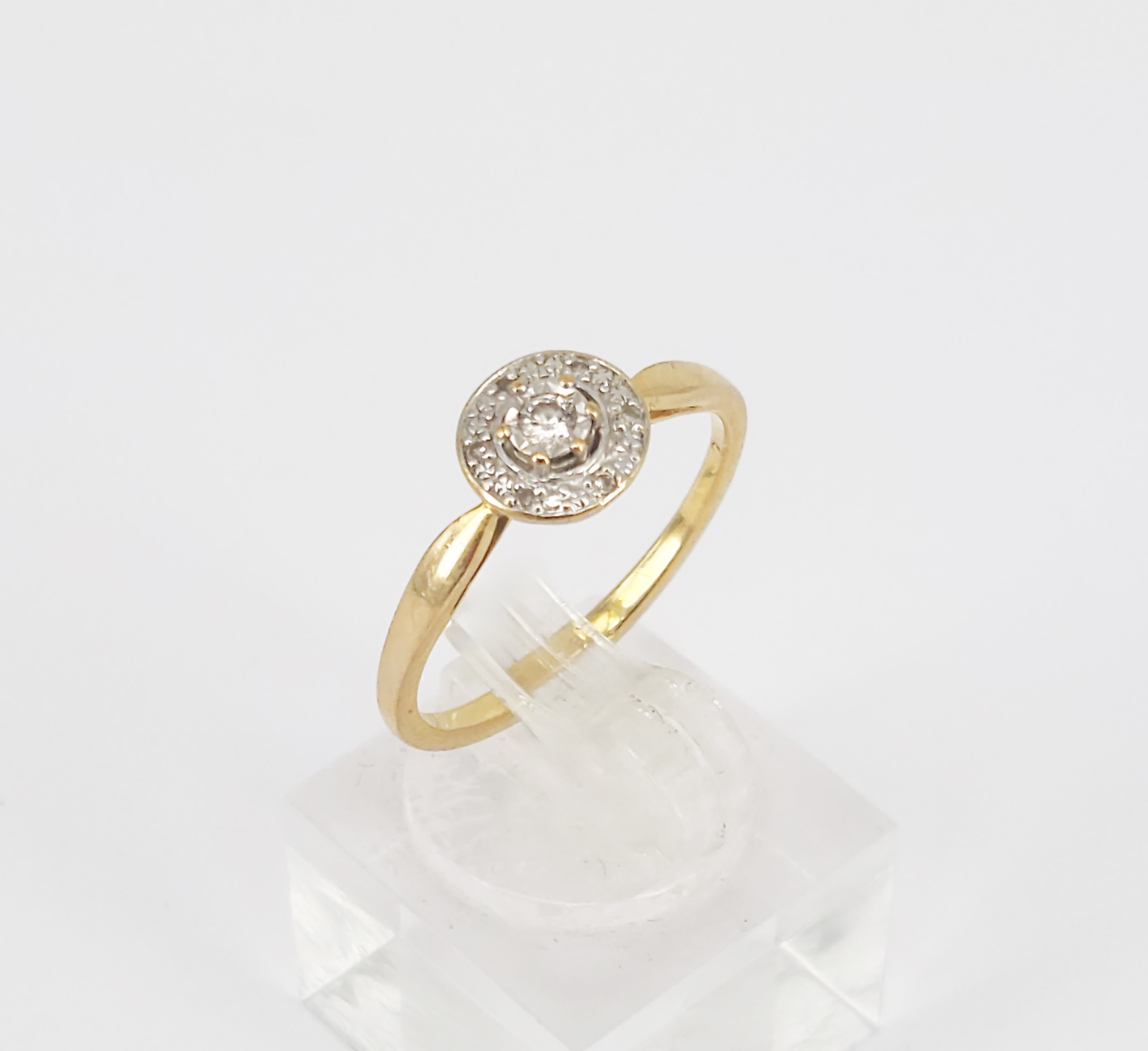A 9ct Yellow Gold Diamond Ring