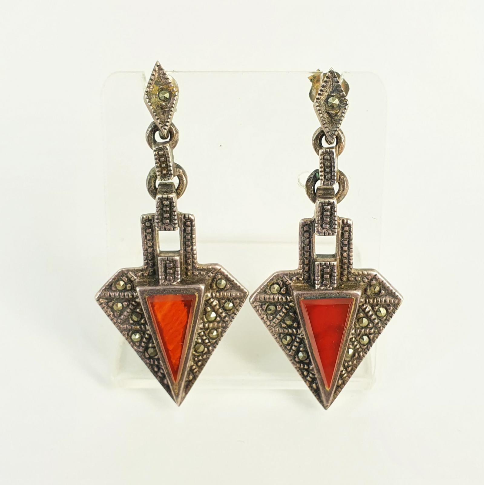 A PAIR OF VINTAGE STERLING SILVER CARNELIAN AND MARCASITE DROP EARRINGS ...