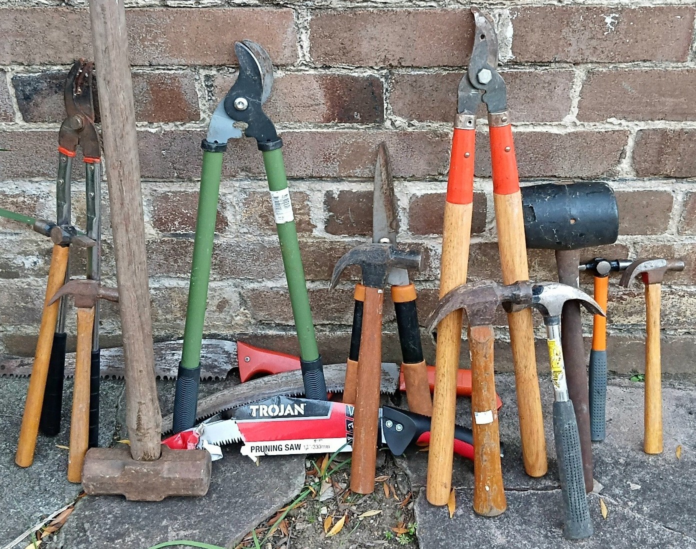 1306 · A QUANTITY OF HAMMERS AND GARDEN TOOLS