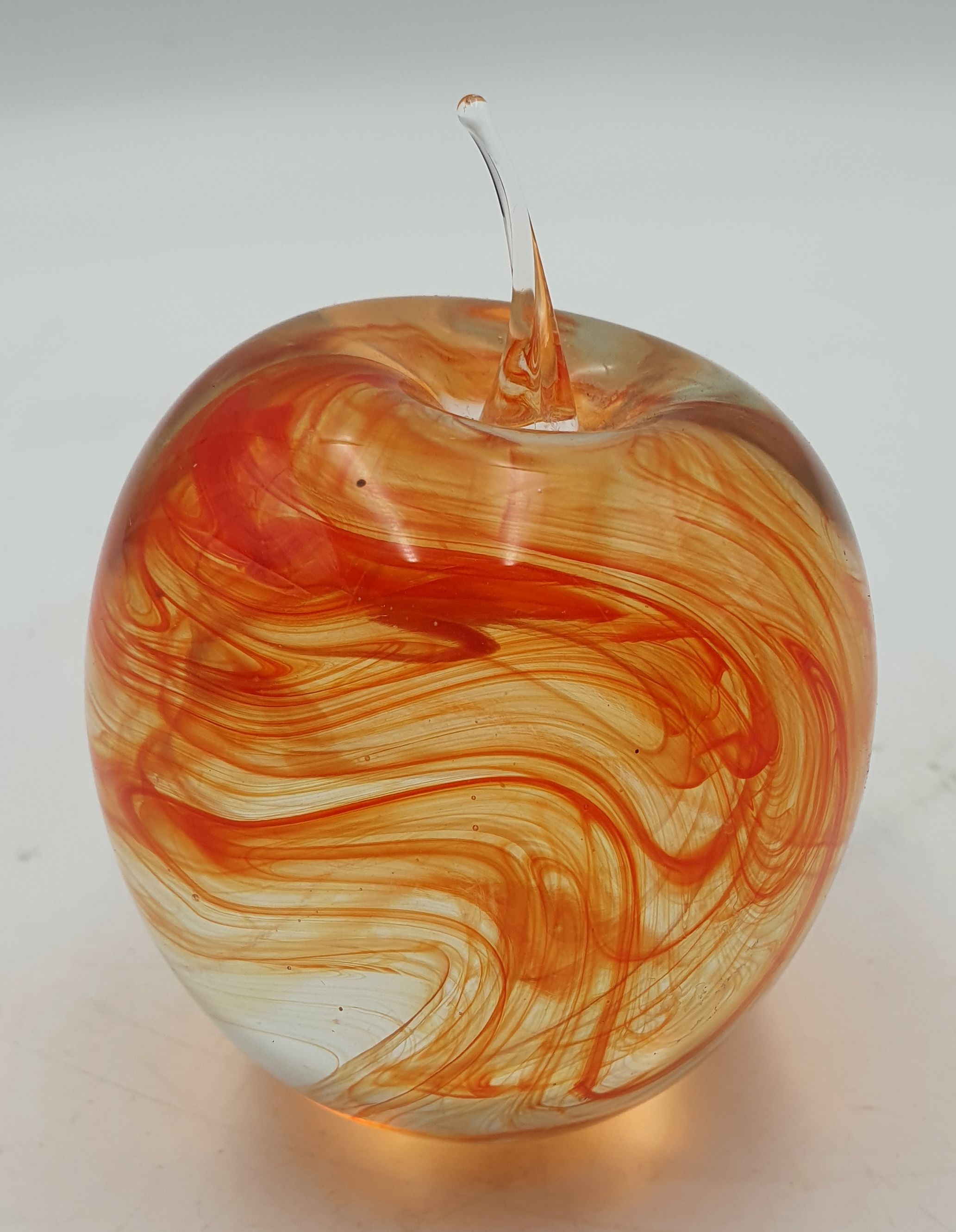 523 · A STUDIO ART GLASS APPLE PAPERWEIGHT