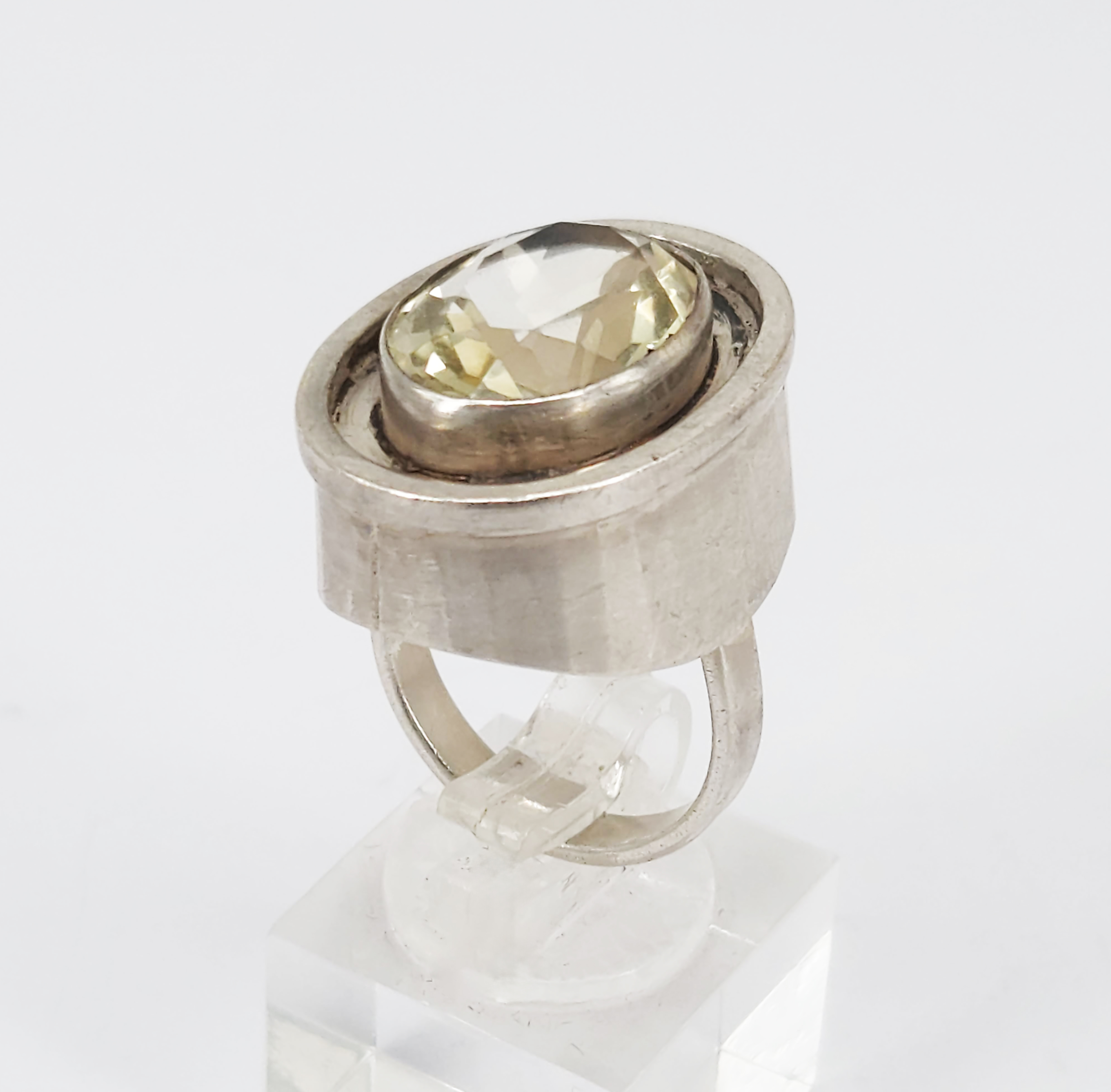 326 · A MODERNIST SILVER AND CITRINE RING