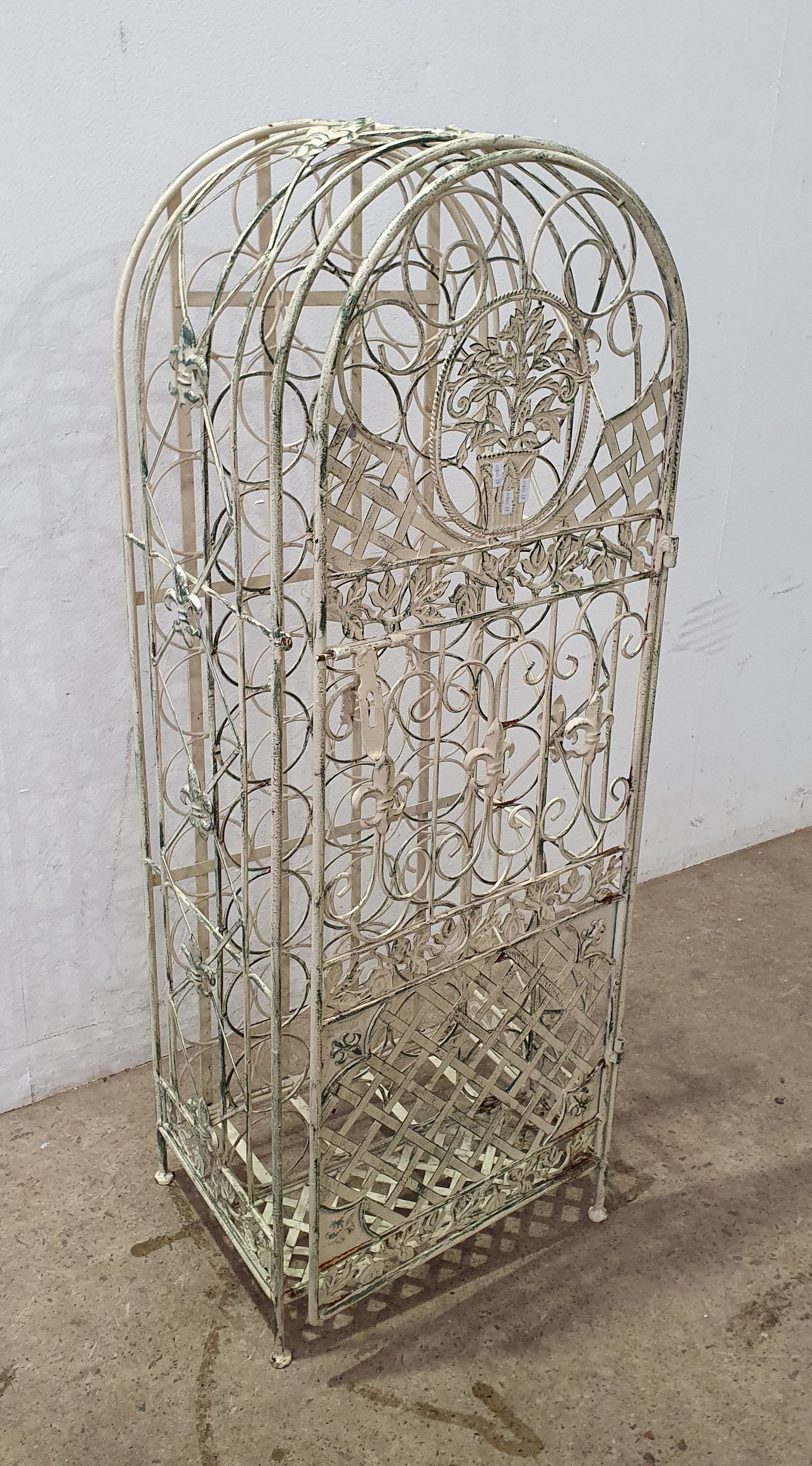 1070 · A METAL WINE RACK