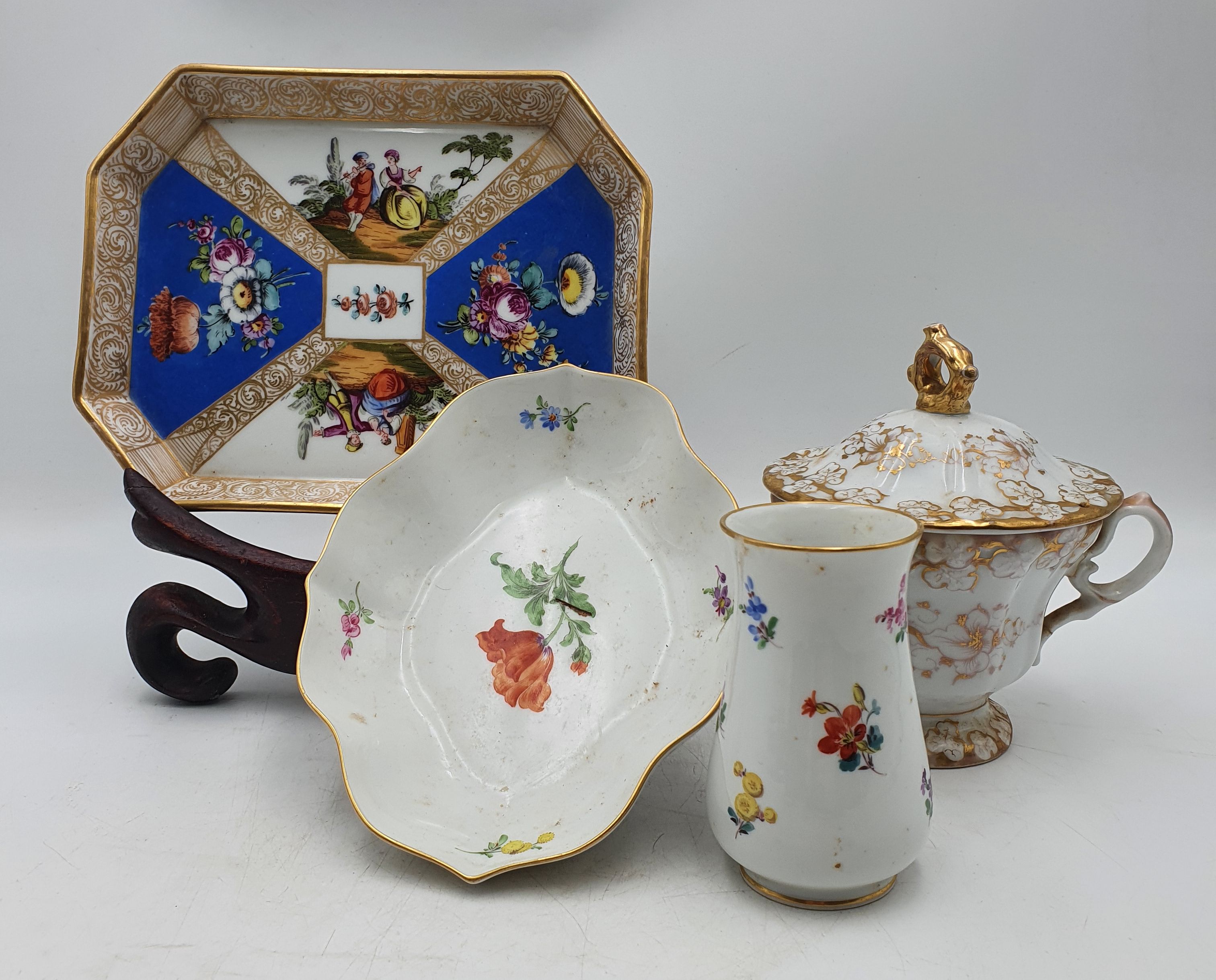 152 · A GROUP OF CONTINENTAL PORCELAIN